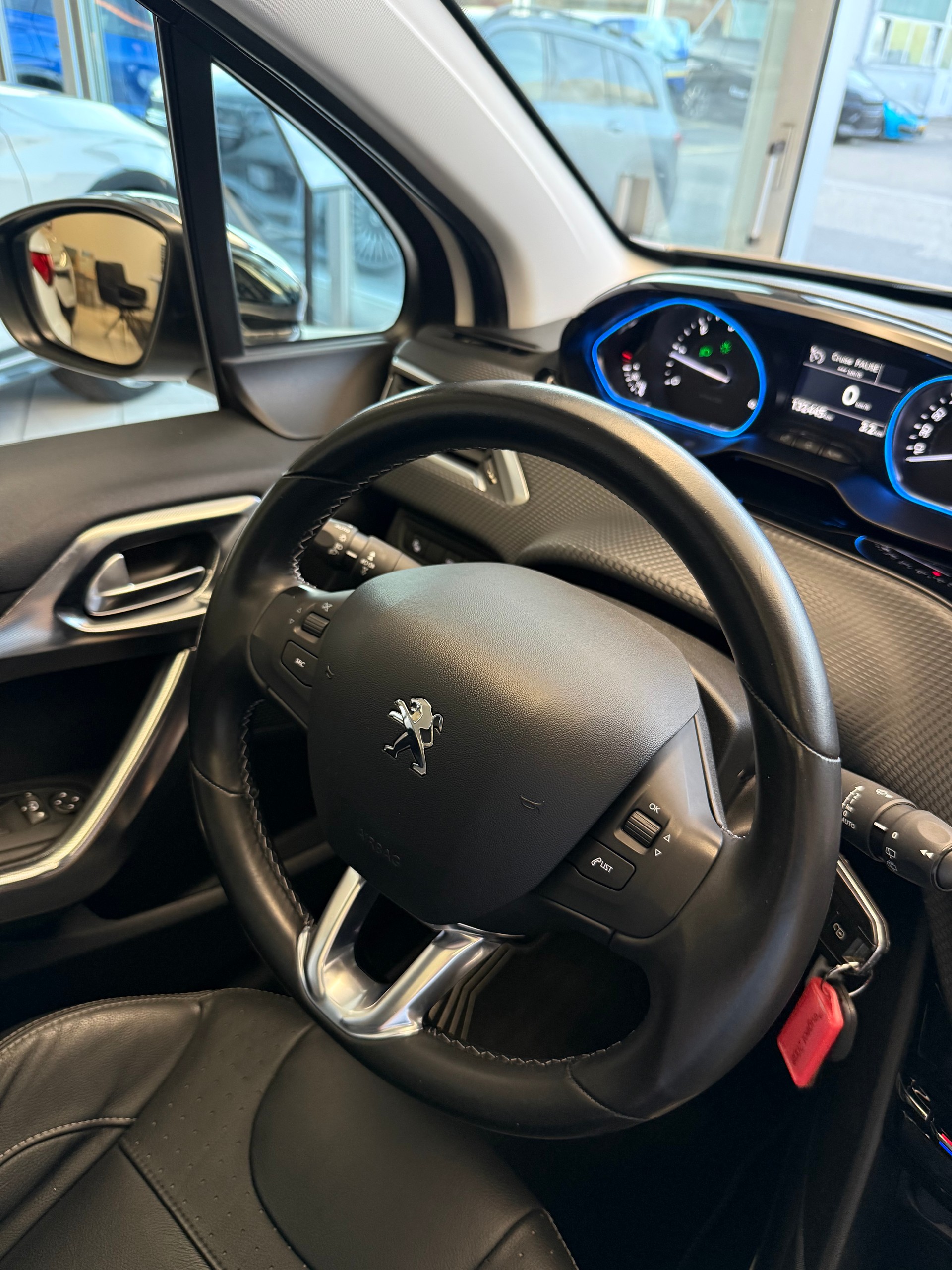 PEUGEOT 2008 1.6 BlueHDi Féline-image-15