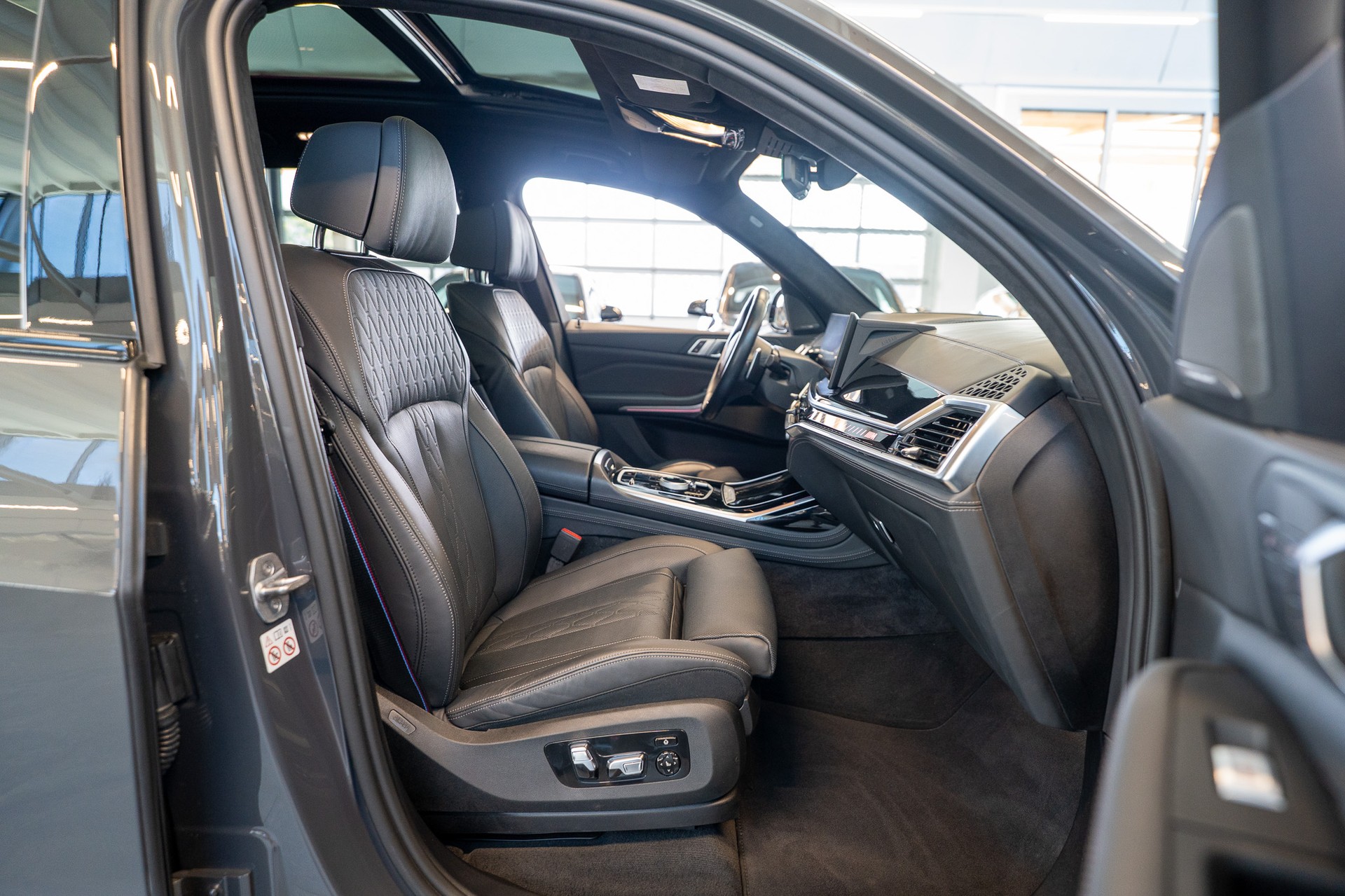 BMW X7 xDrive 48V M60i M Sport / 23" Felgen / Iconic Glow / Head-Up Display / Panorama-Schiebedach-image-17
