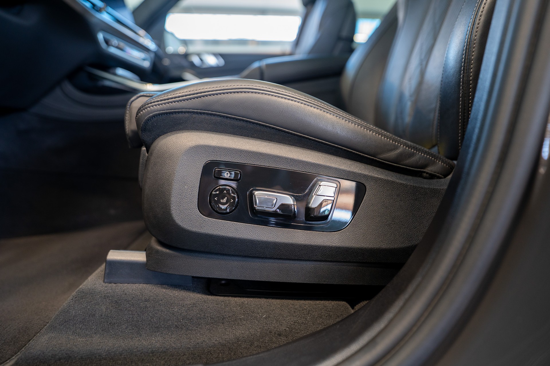 BMW X7 xDrive 48V M60i M Sport / 23" Felgen / Iconic Glow / Head-Up Display / Panorama-Schiebedach-image-12