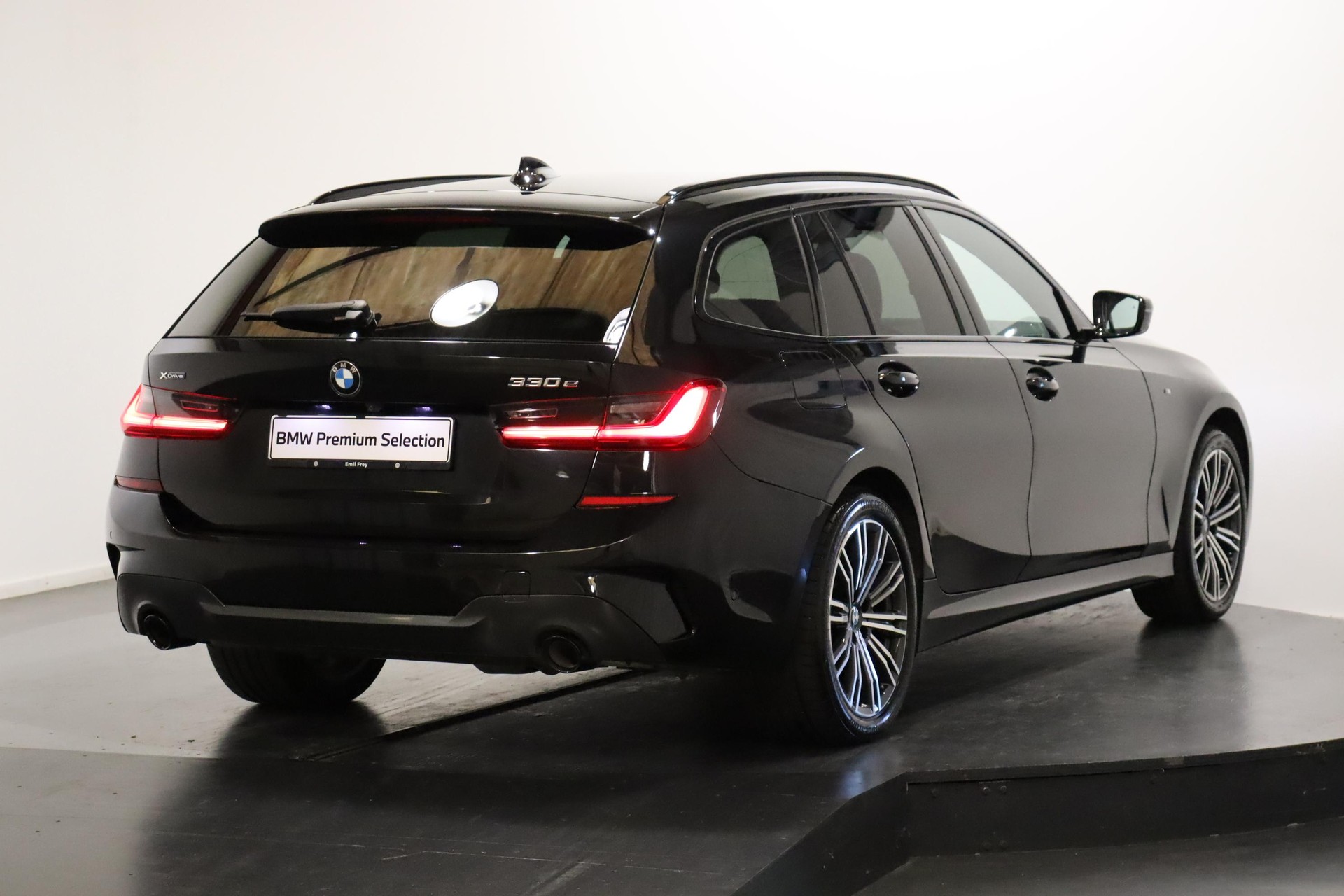 BMW 330e xDrive-image-2