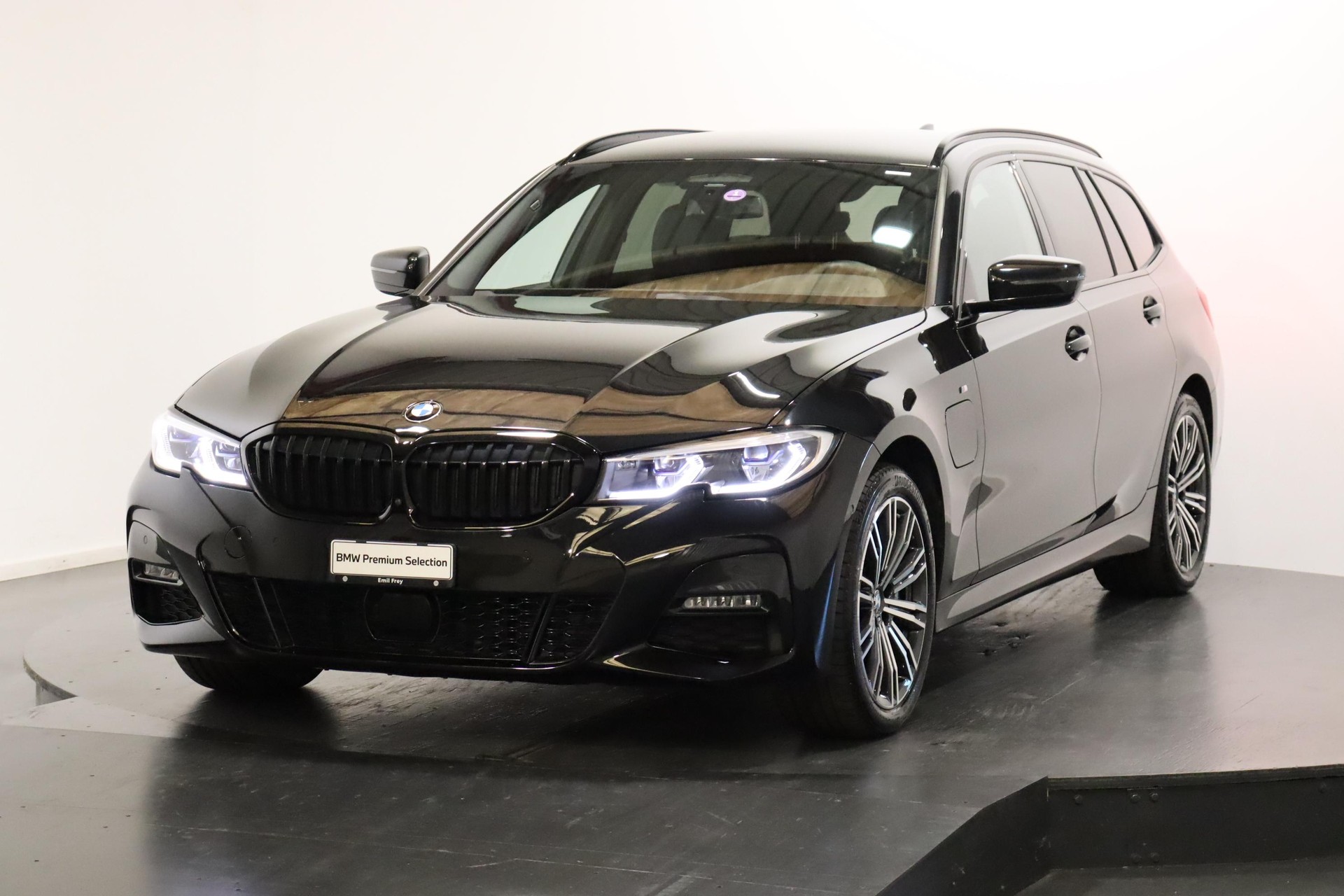 BMW 330e xDrive-image-0