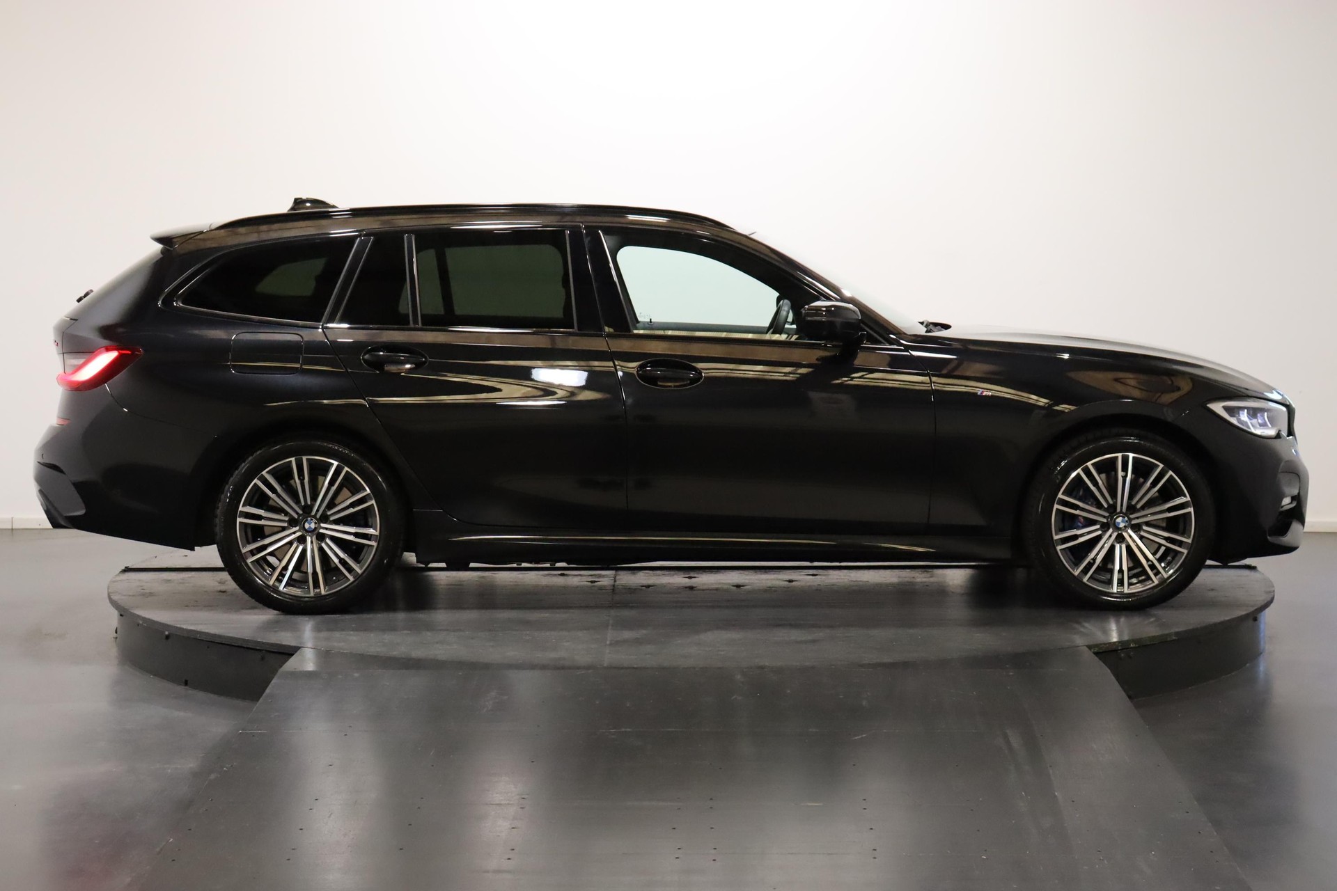 BMW 330e xDrive-image-4
