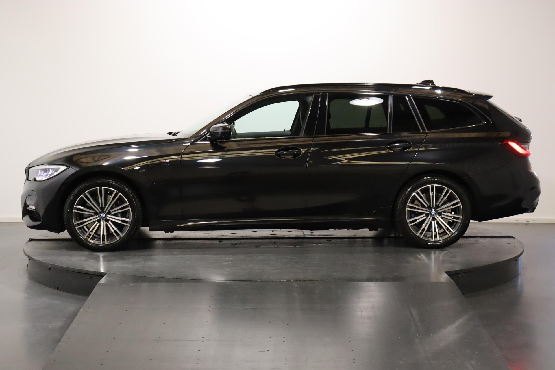 BMW 330e xDrive-image-3