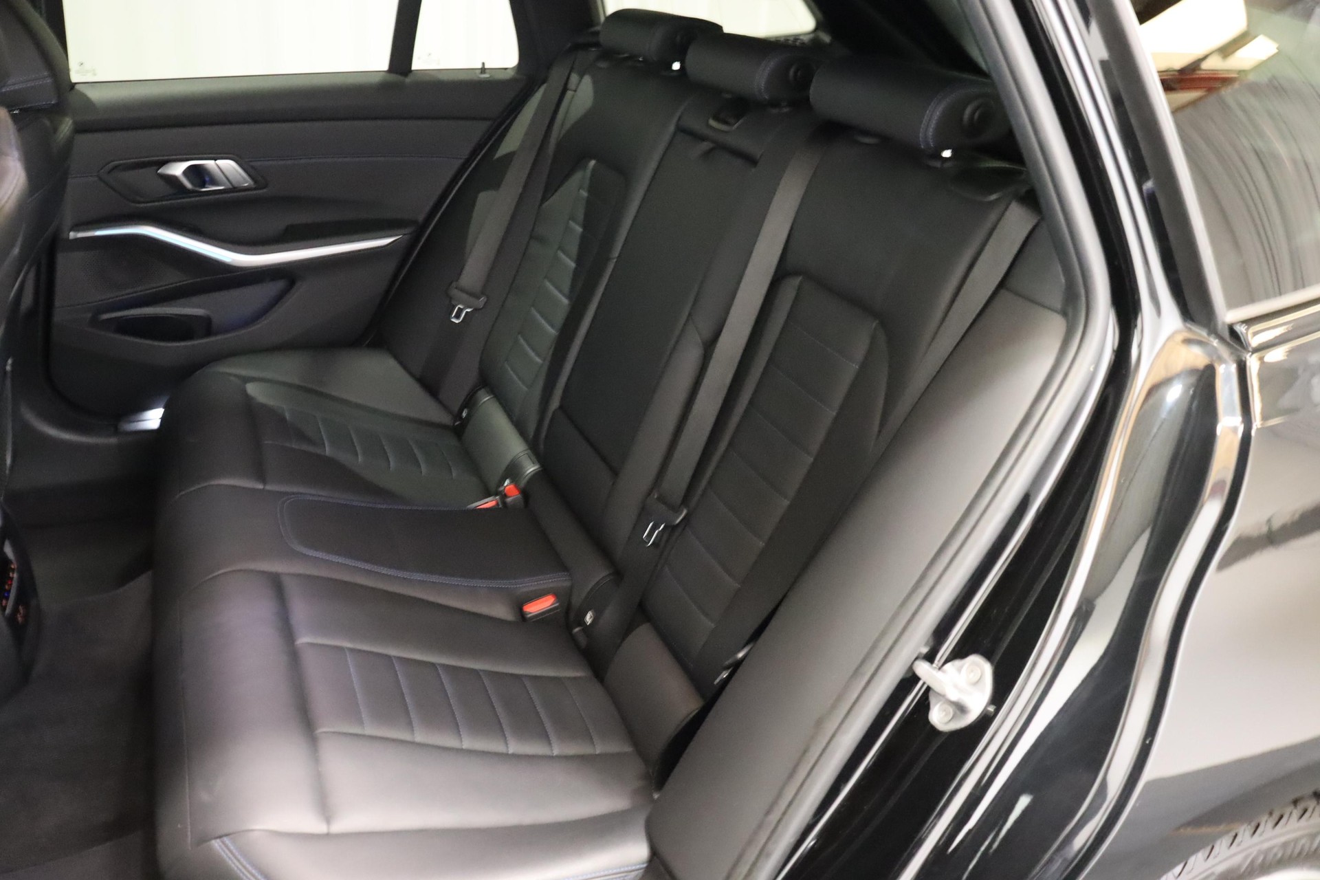 BMW 330e xDrive-image-10