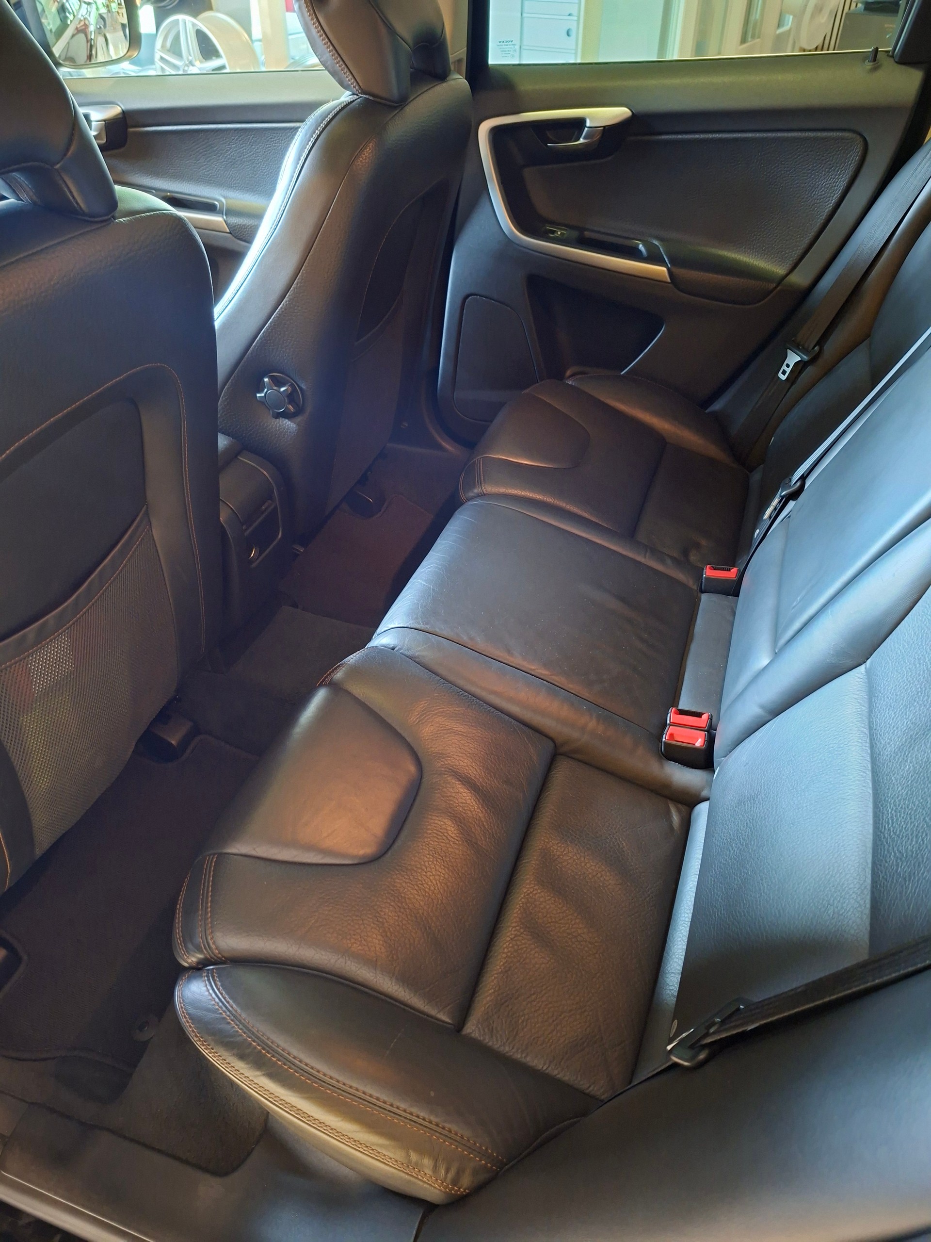 VOLVO XC60 D5 AWD Summum-image-6