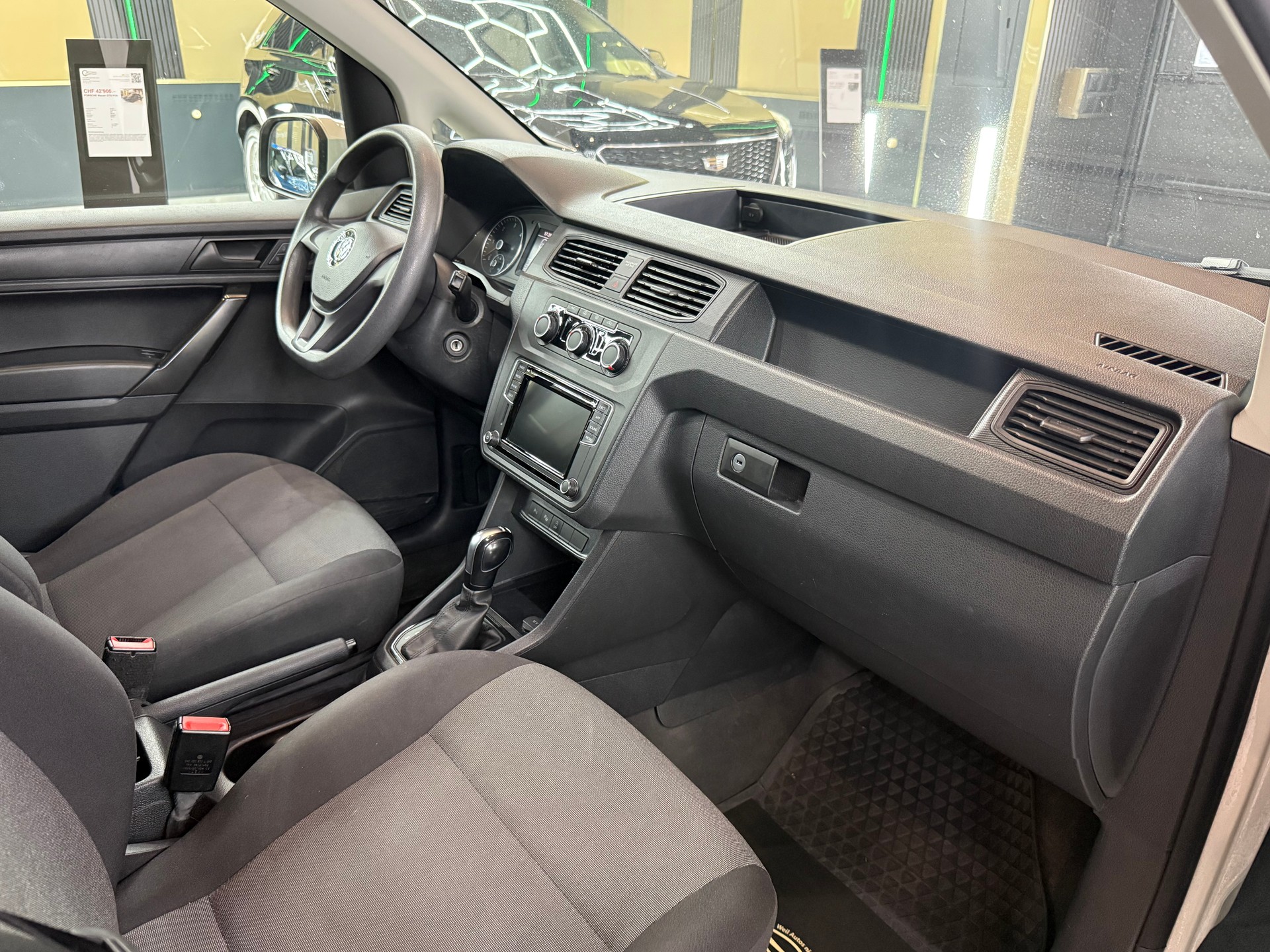 VW Caddy Maxi 2.0TDI BlueMotion Technology DSG-image-10