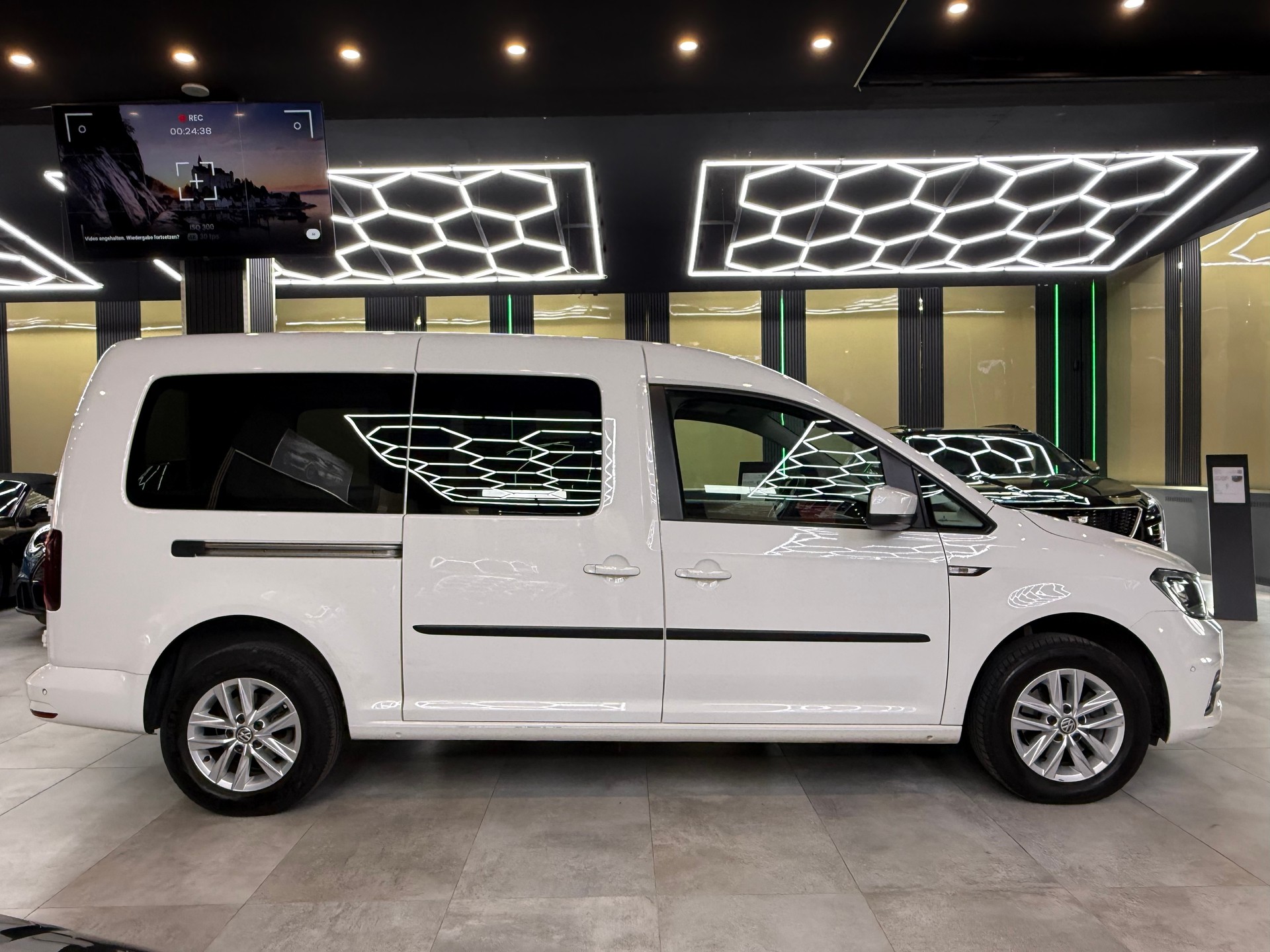 VW Caddy Maxi 2.0TDI BlueMotion Technology DSG-image-3