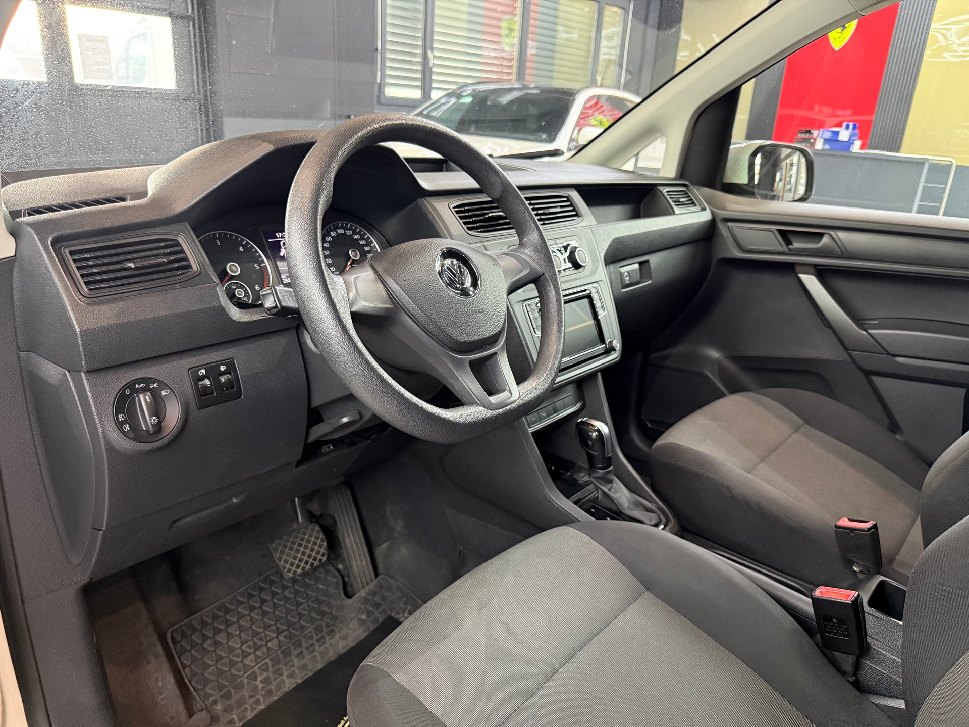 VW Caddy Maxi 2.0TDI BlueMotion Technology DSG-image-8