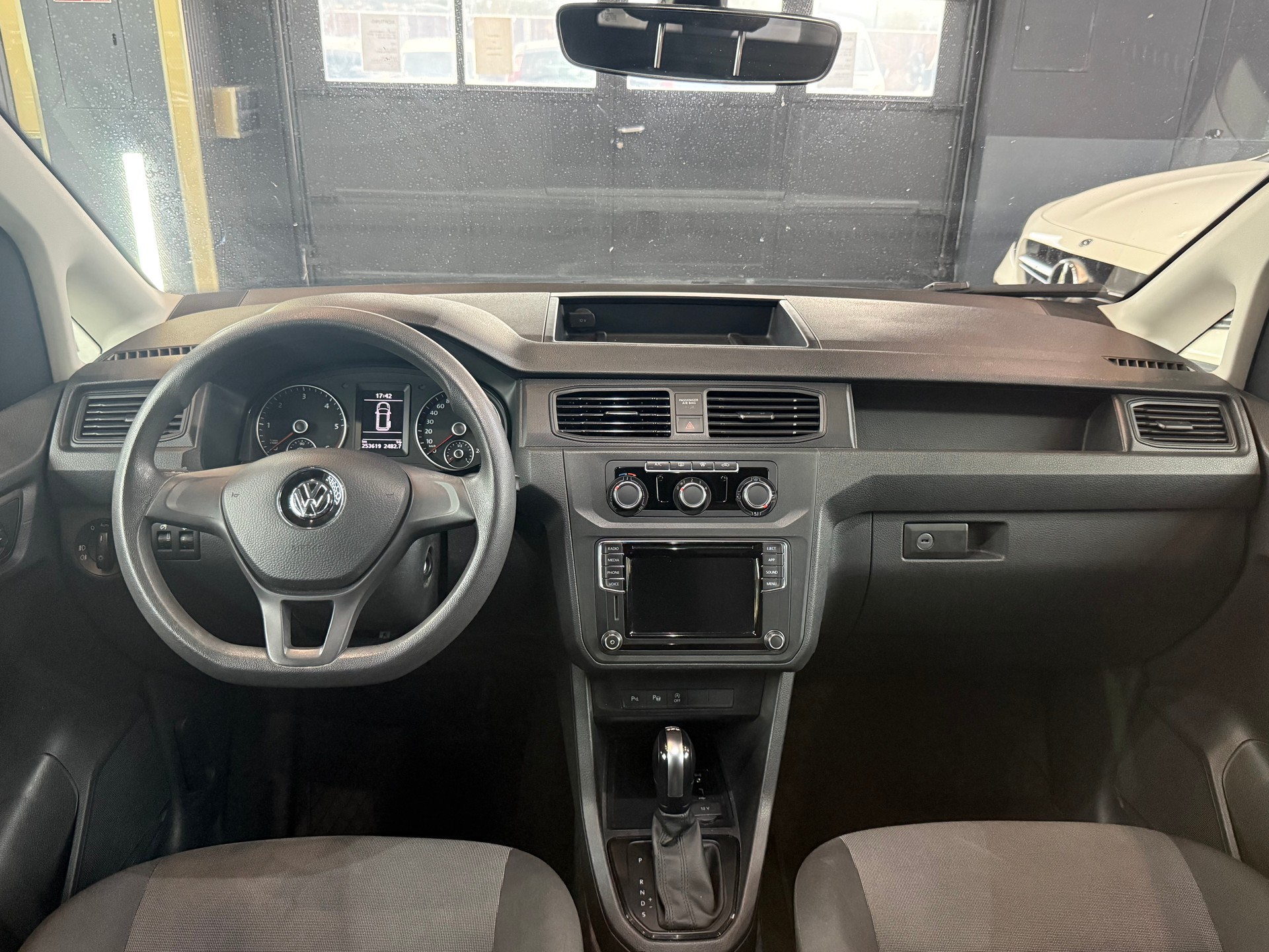 VW Caddy Maxi 2.0TDI BlueMotion Technology DSG-image-12