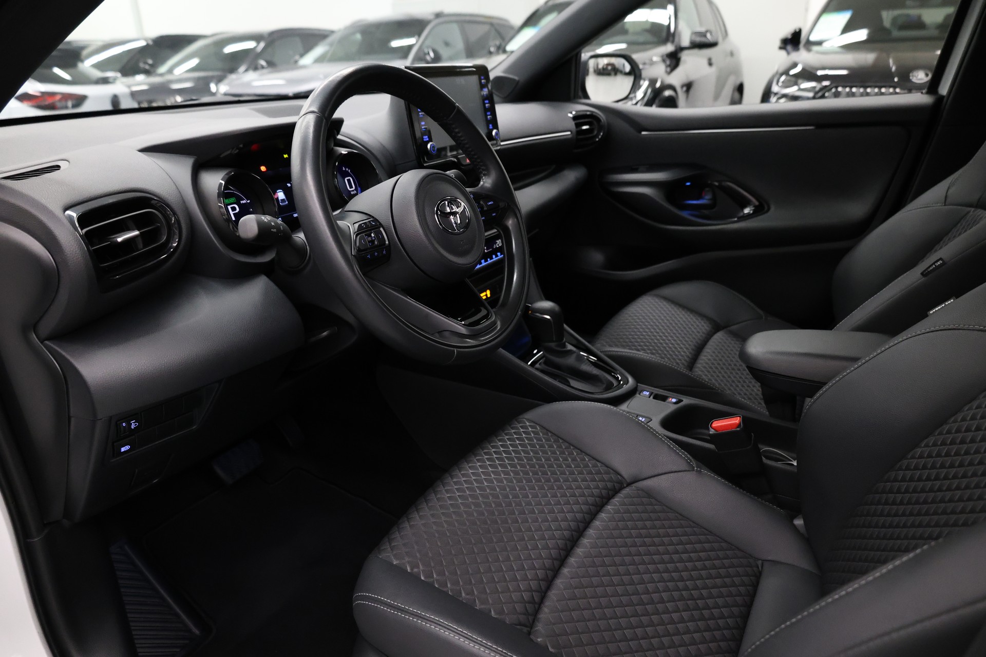 TOYOTA Yaris 1.5 VVT-i HSD Premium-image-16