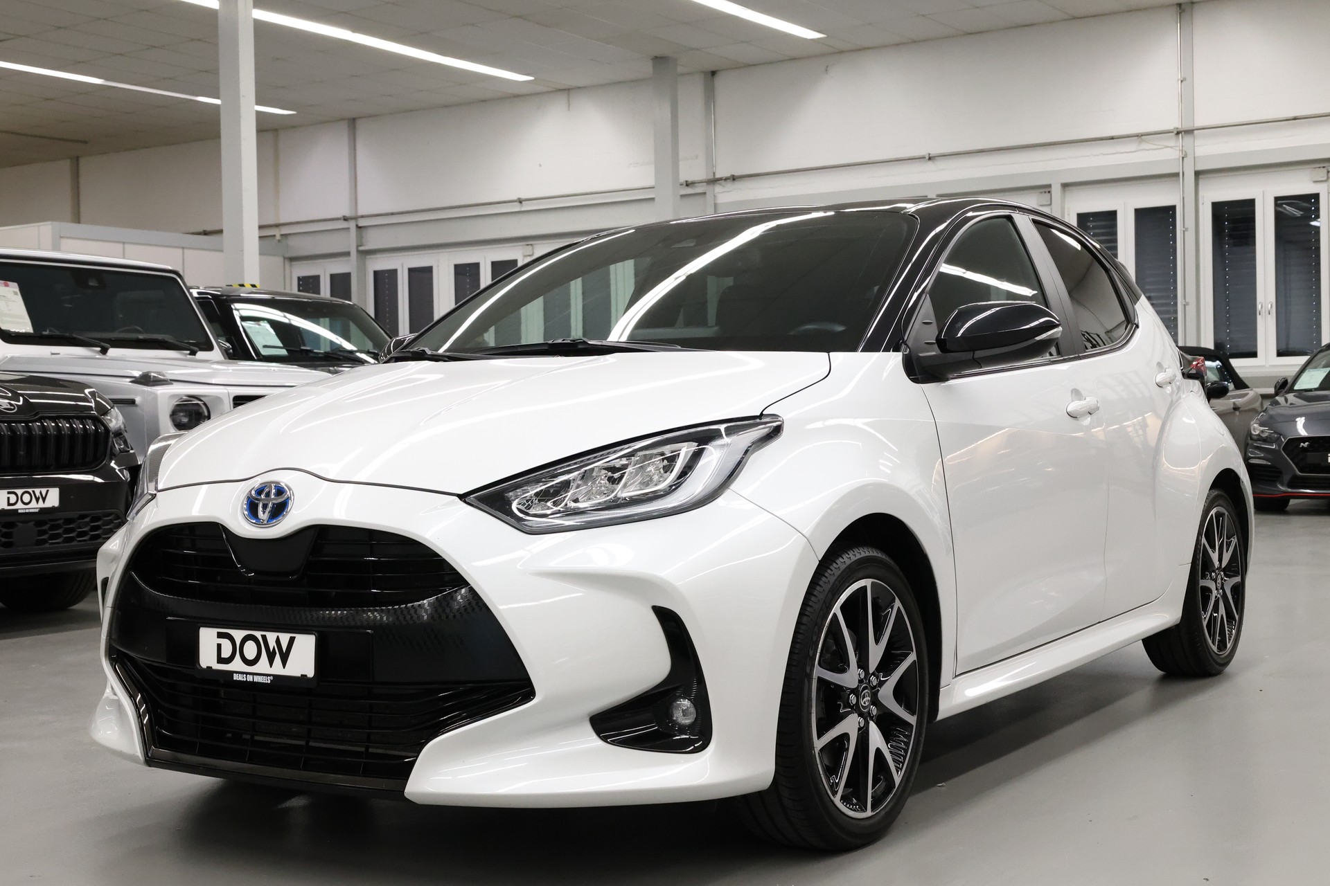 TOYOTA Yaris 1.5 VVT-i HSD Premium-image-2