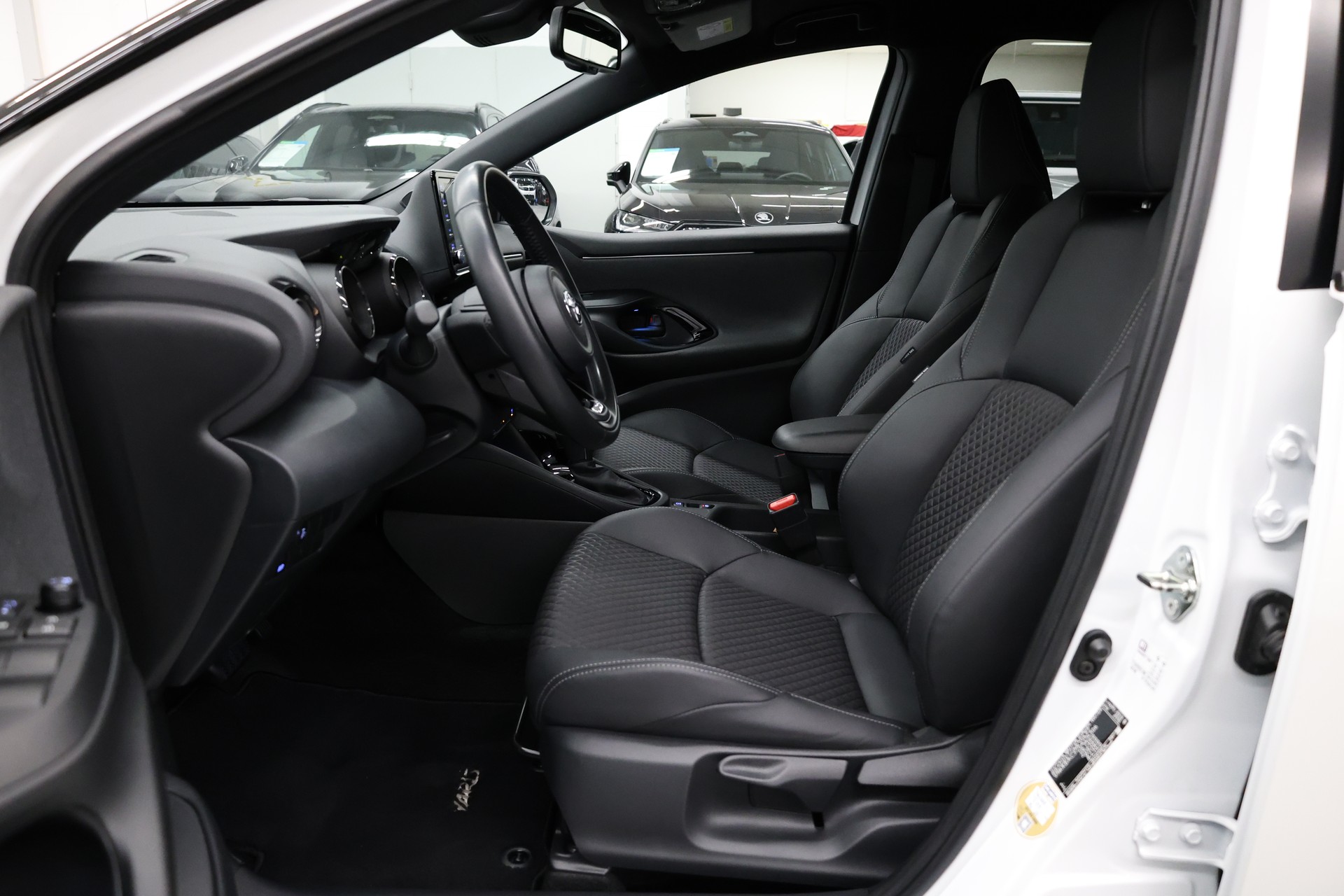 TOYOTA Yaris 1.5 VVT-i HSD Premium-image-13
