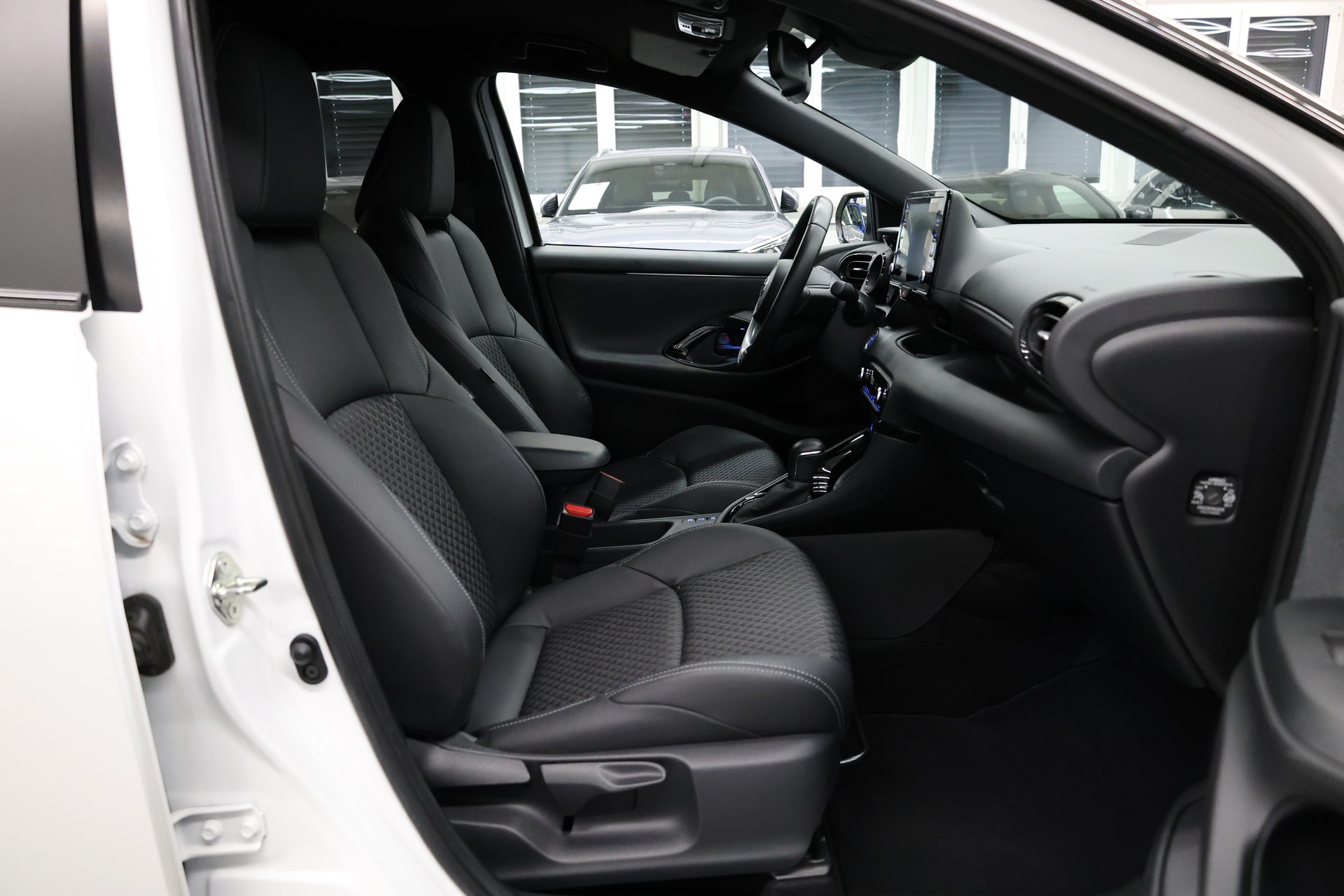 TOYOTA Yaris 1.5 VVT-i HSD Premium-image-15