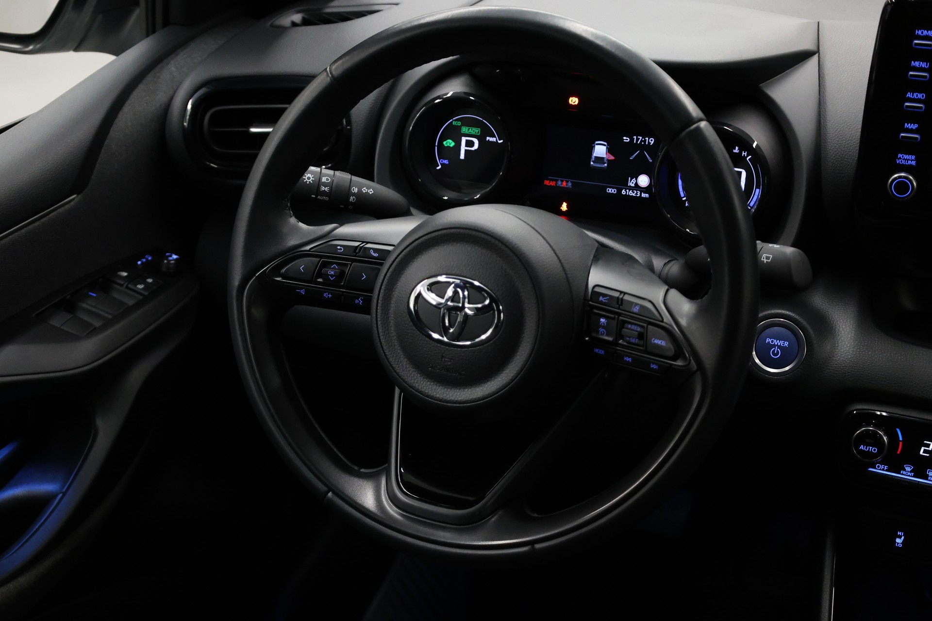TOYOTA Yaris 1.5 VVT-i HSD Premium-image-18