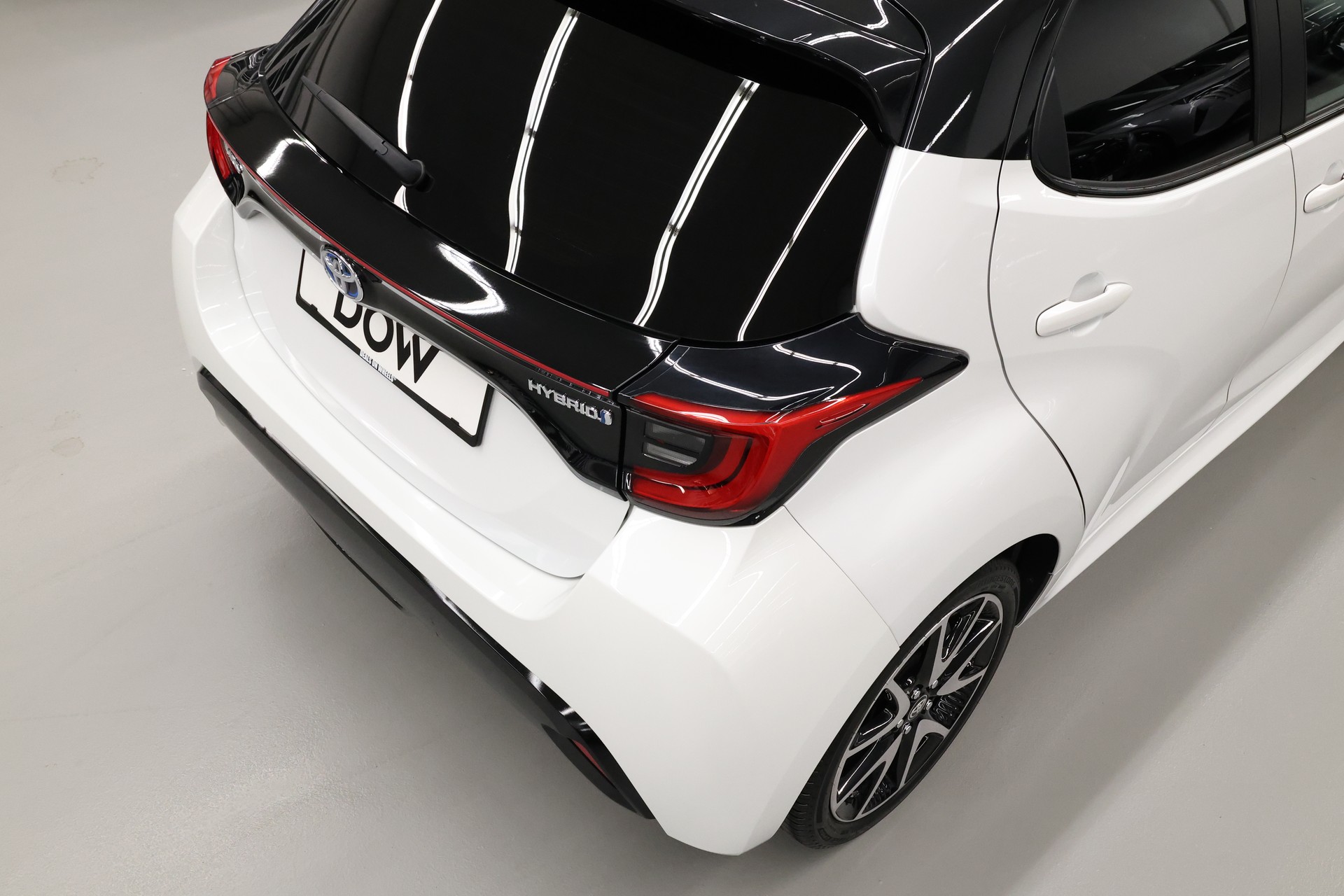 TOYOTA Yaris 1.5 VVT-i HSD Premium-image-9