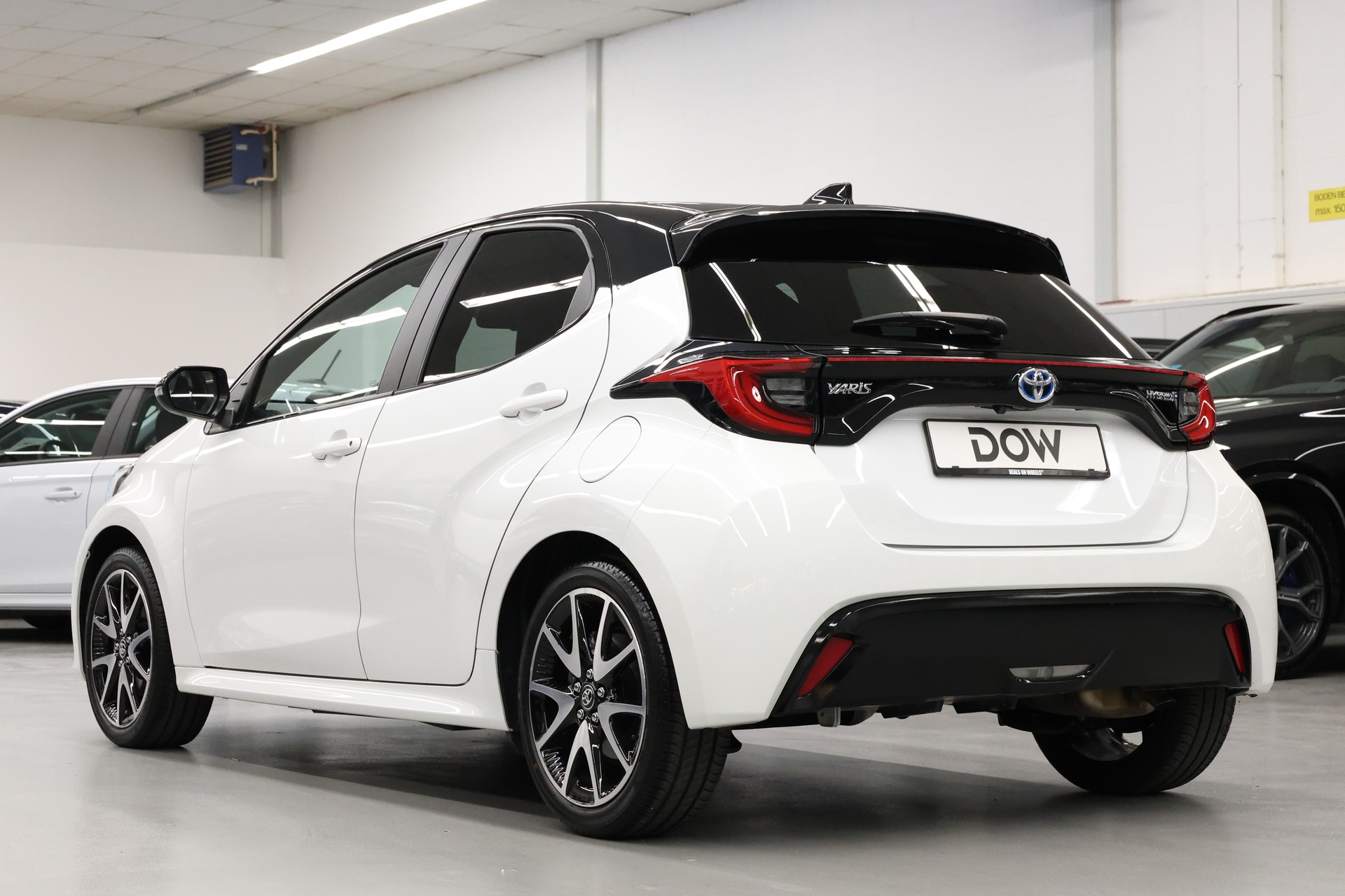 TOYOTA Yaris 1.5 VVT-i HSD Premium-image-6