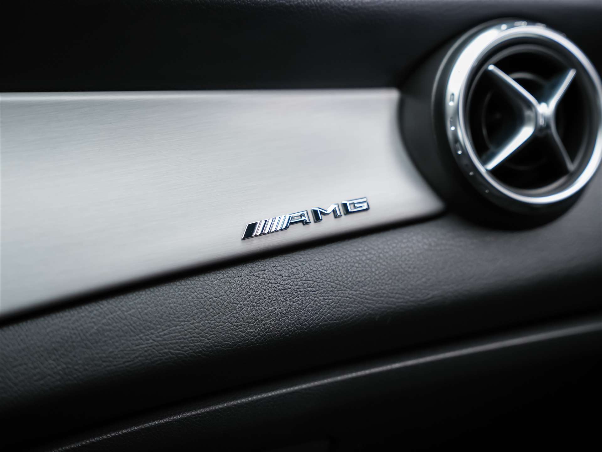 MERCEDES-BENZ GLA 220 CDI AMG Line 4Matic 7G-DCT *CH-Fahrzeug*-image-21