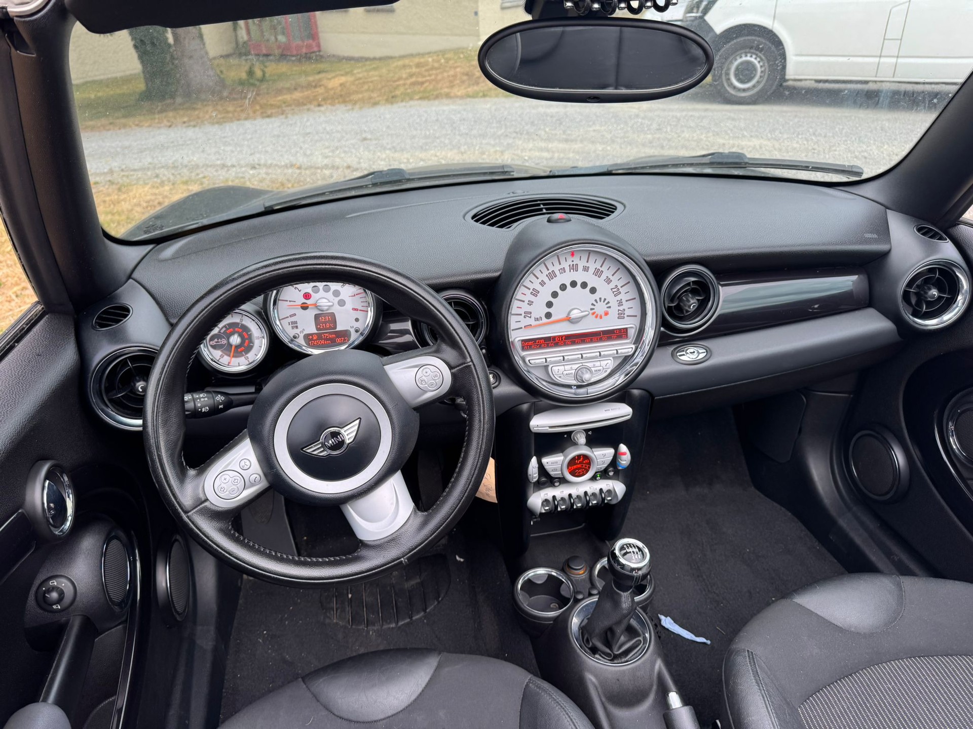 MINI One Cabriolet-image-11