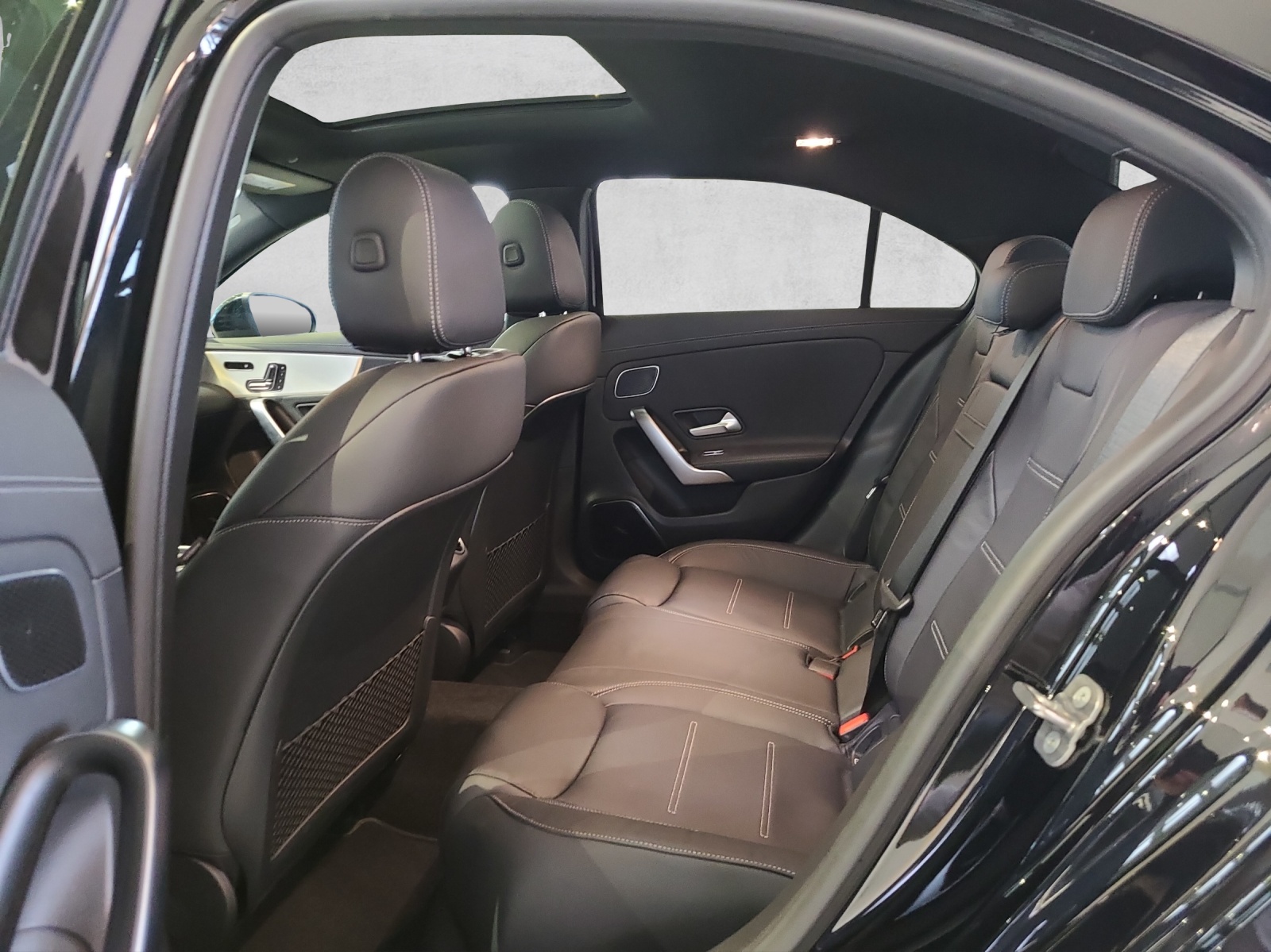 MERCEDES-BENZ A 250 AMG Line 4m Limousine-image-2