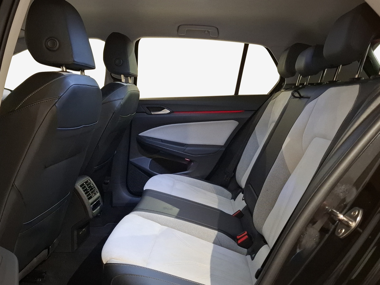 VW Golf 1.5 e TSI mHEV Style DSG-image-11