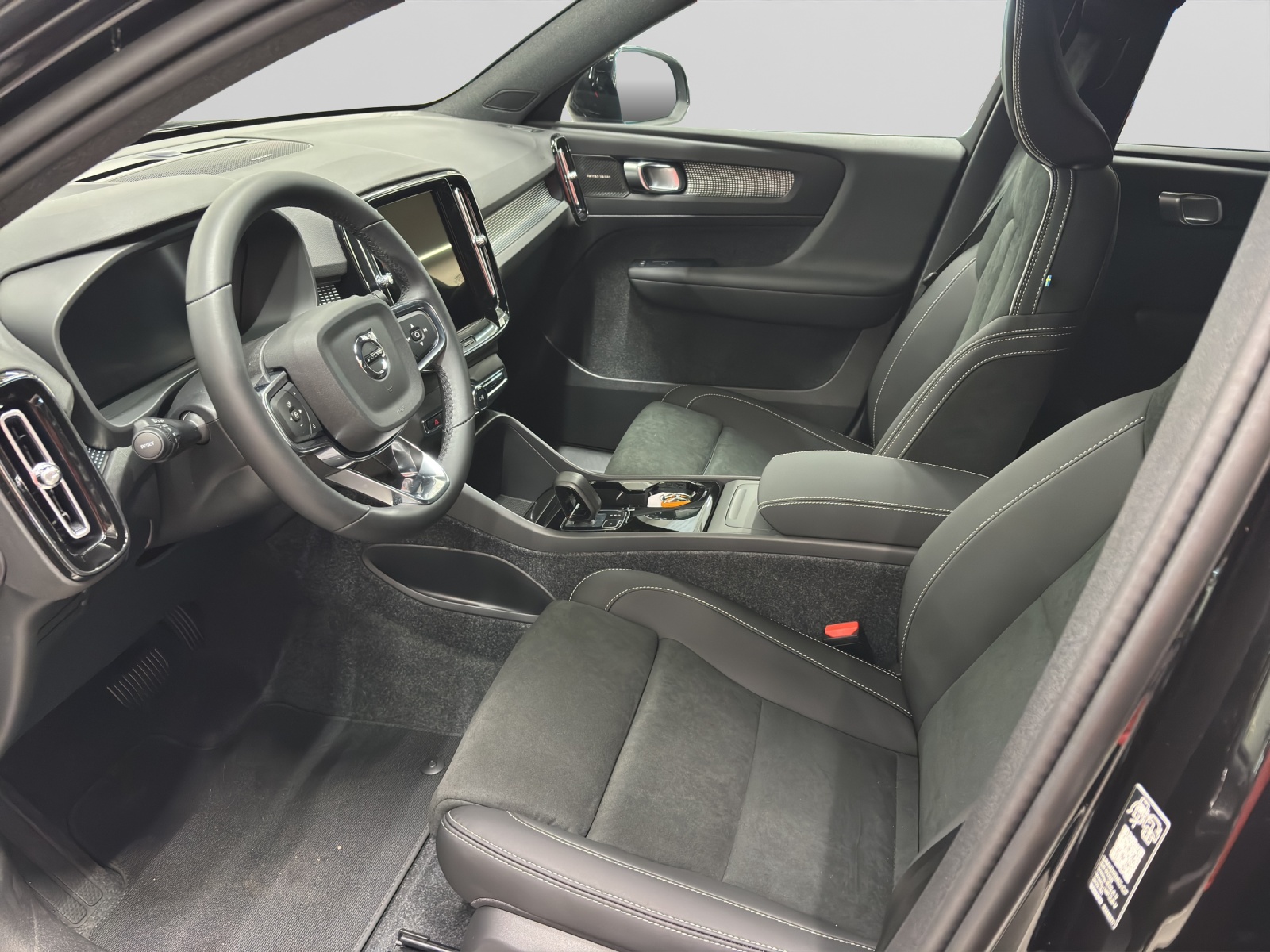 VOLVO EX40 Twin Black Edition AWD-showroom-element-3
