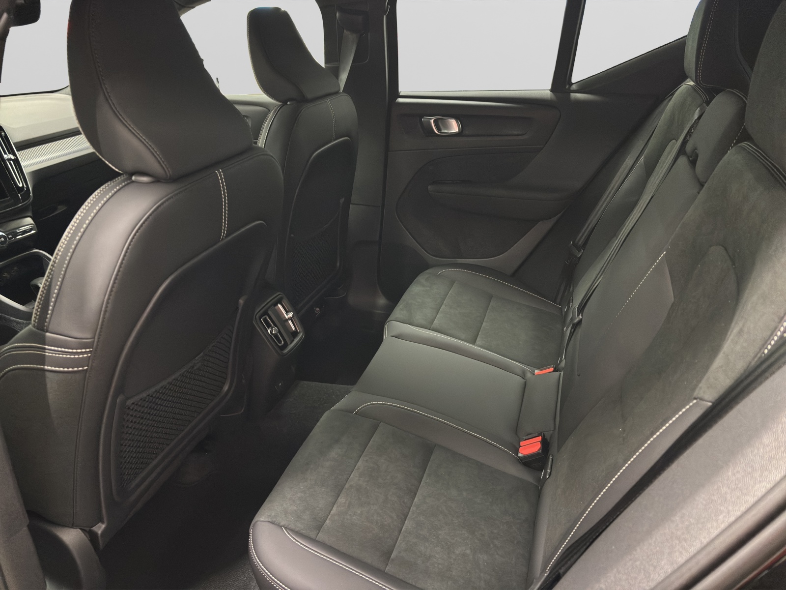 VOLVO EX40 Twin Black Edition AWD-image-4