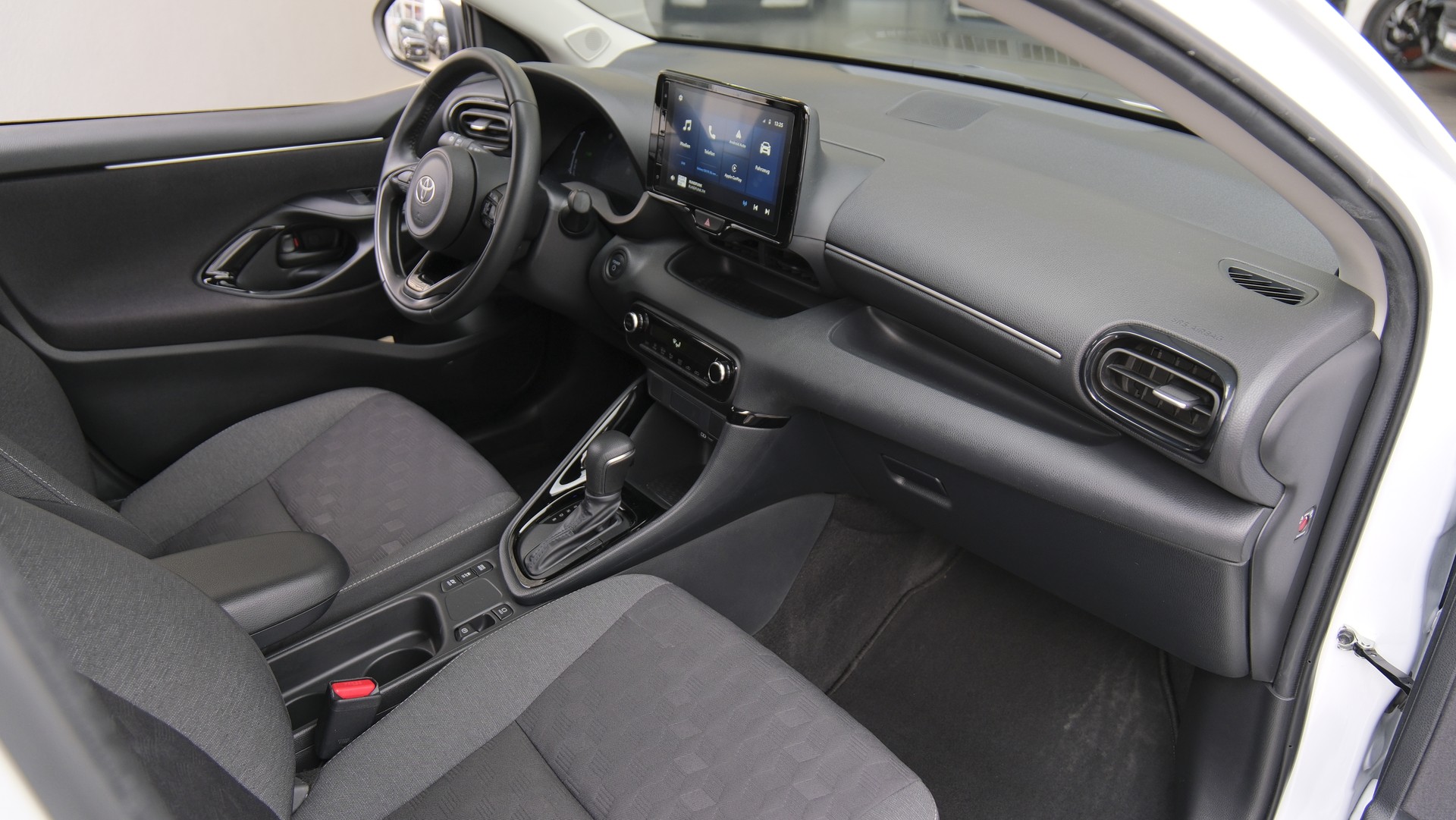 TOYOTA Yaris 1.5 Trend e-CVT-image-13