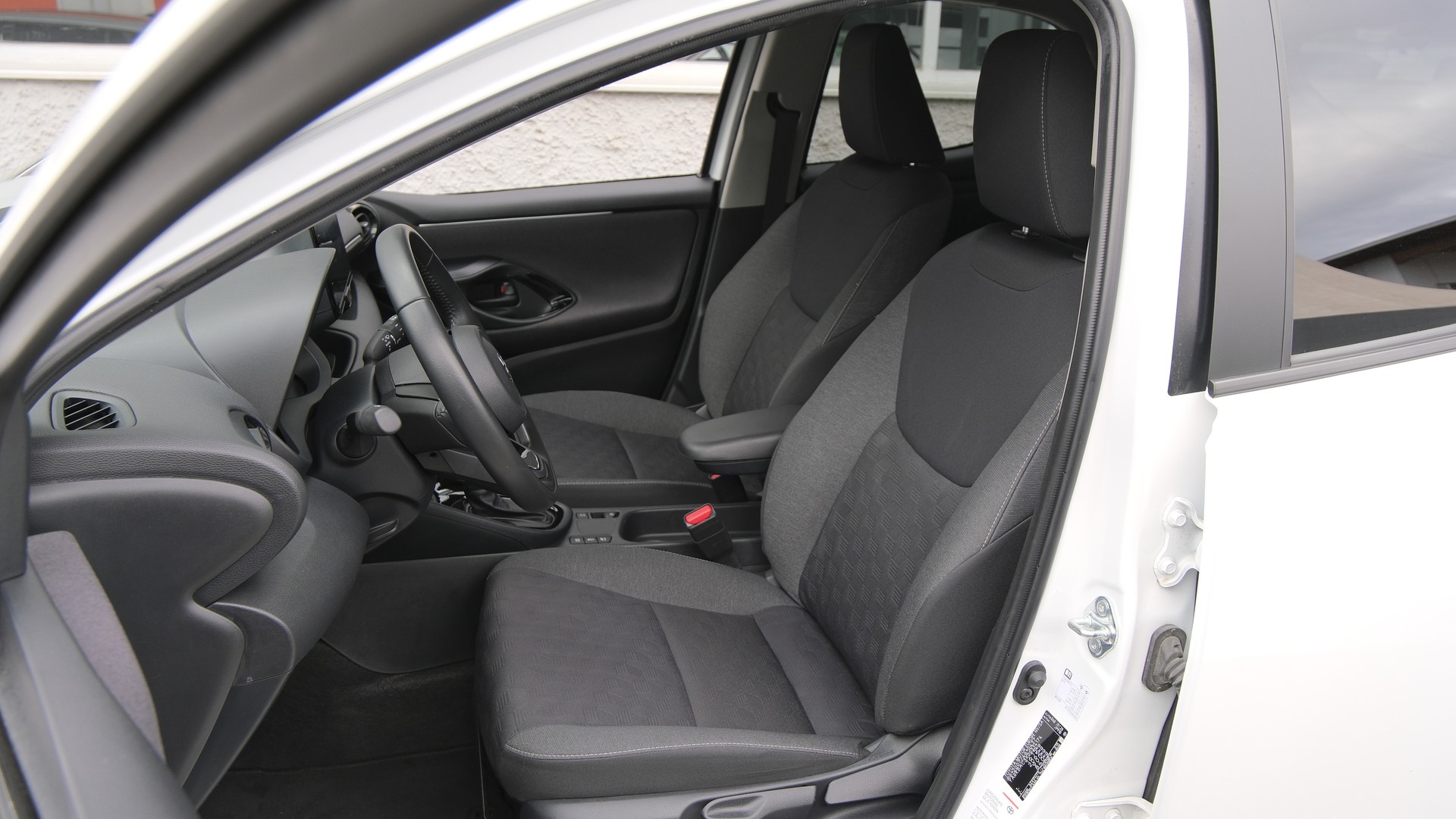 TOYOTA Yaris 1.5 Trend e-CVT-image-3