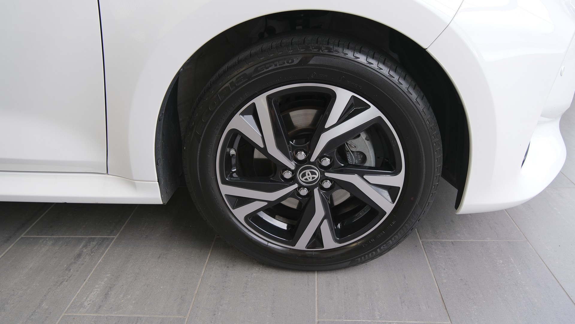 TOYOTA Yaris 1.5 Trend e-CVT-image-31