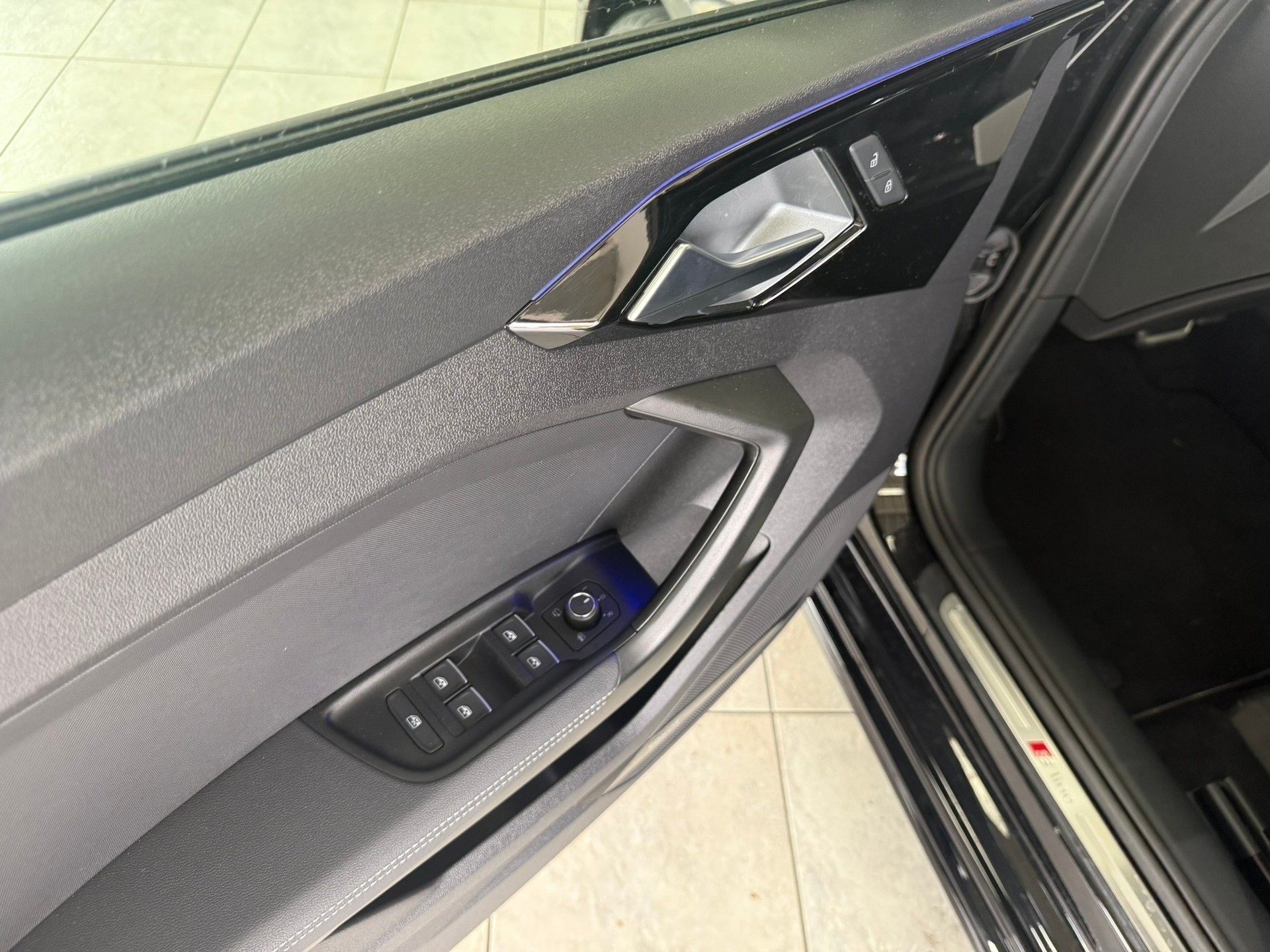 AUDI A1 Sportback 40 TFSI S Line S-tronic, Mythosschwarz Metallic-image-9