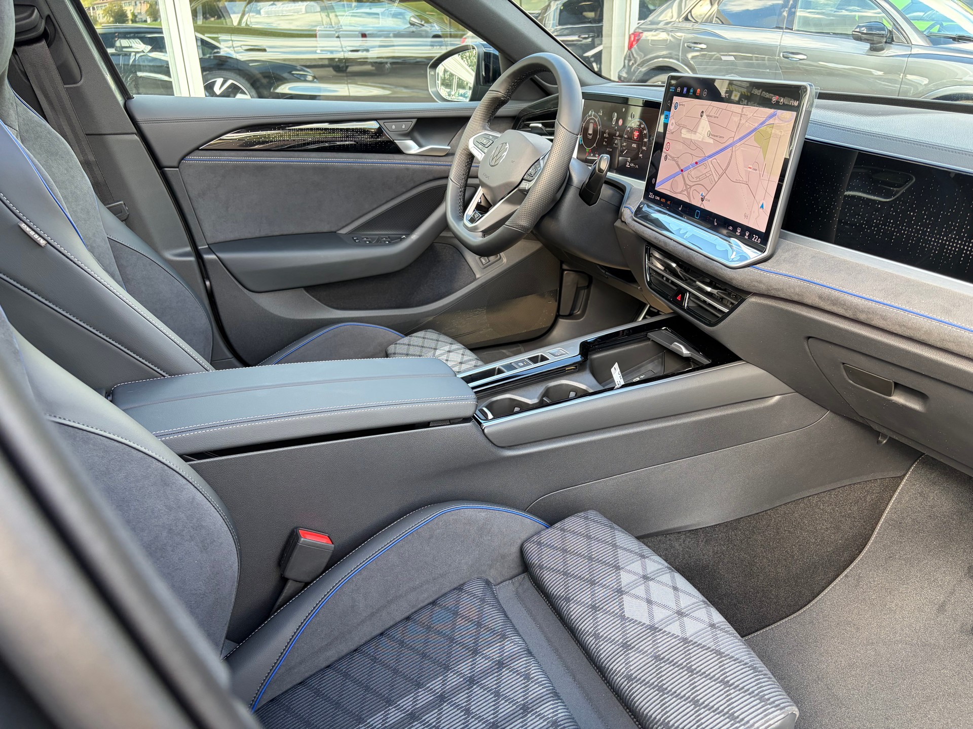VW Passat Variant 2.0 TSI evo4 R-Line 4 Motion DSG-image-26
