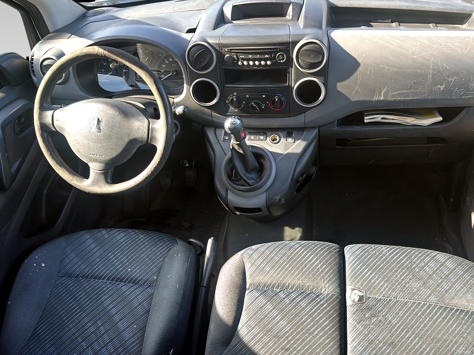 PEUGEOT Partner 1.6i Urban-image-10