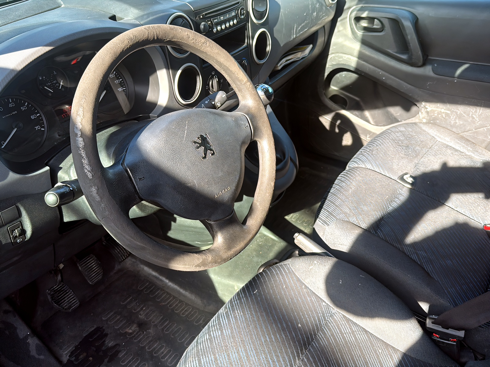 PEUGEOT Partner 1.6i Urban-image-11