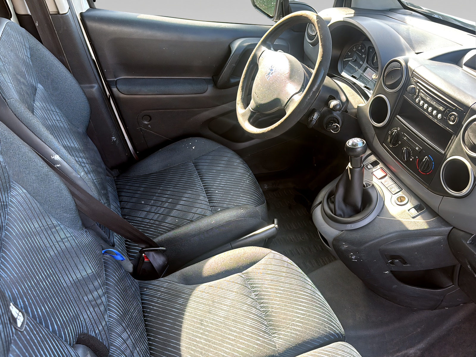 PEUGEOT Partner 1.6i Urban-image-13