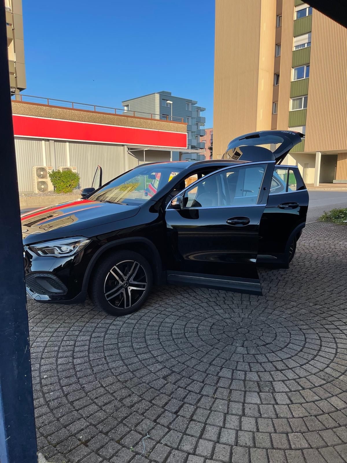 MERCEDES-BENZ GLA 220 4m-image-1