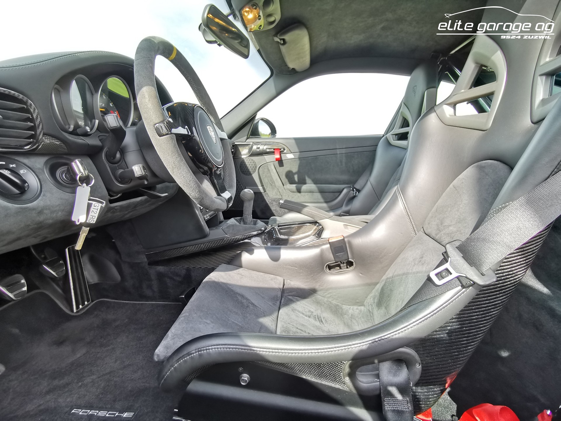 PORSCHE 911 GT2 RS FULL-CARBON-image-11