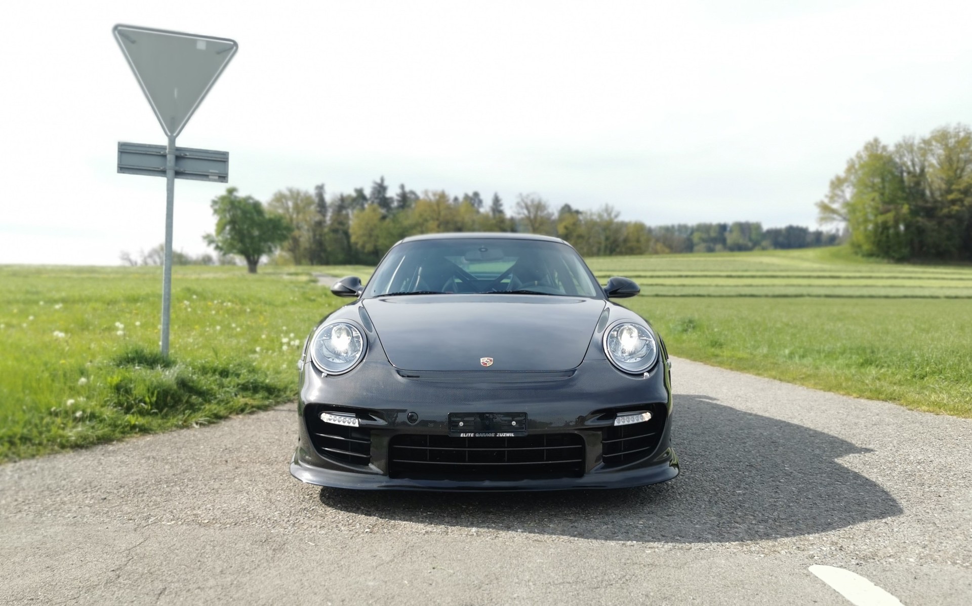 PORSCHE 911 GT2 RS FULL-CARBON-image-2