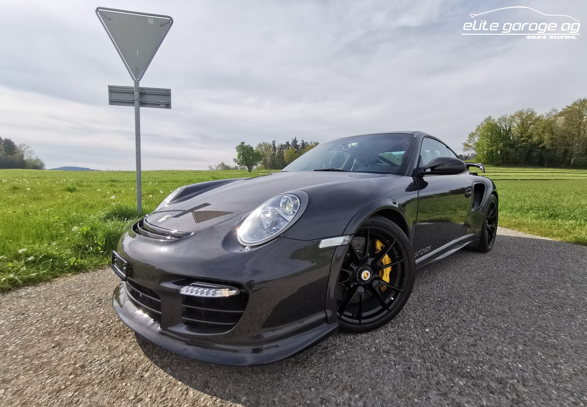 PORSCHE 911 GT2 RS FULL-CARBON-image-3