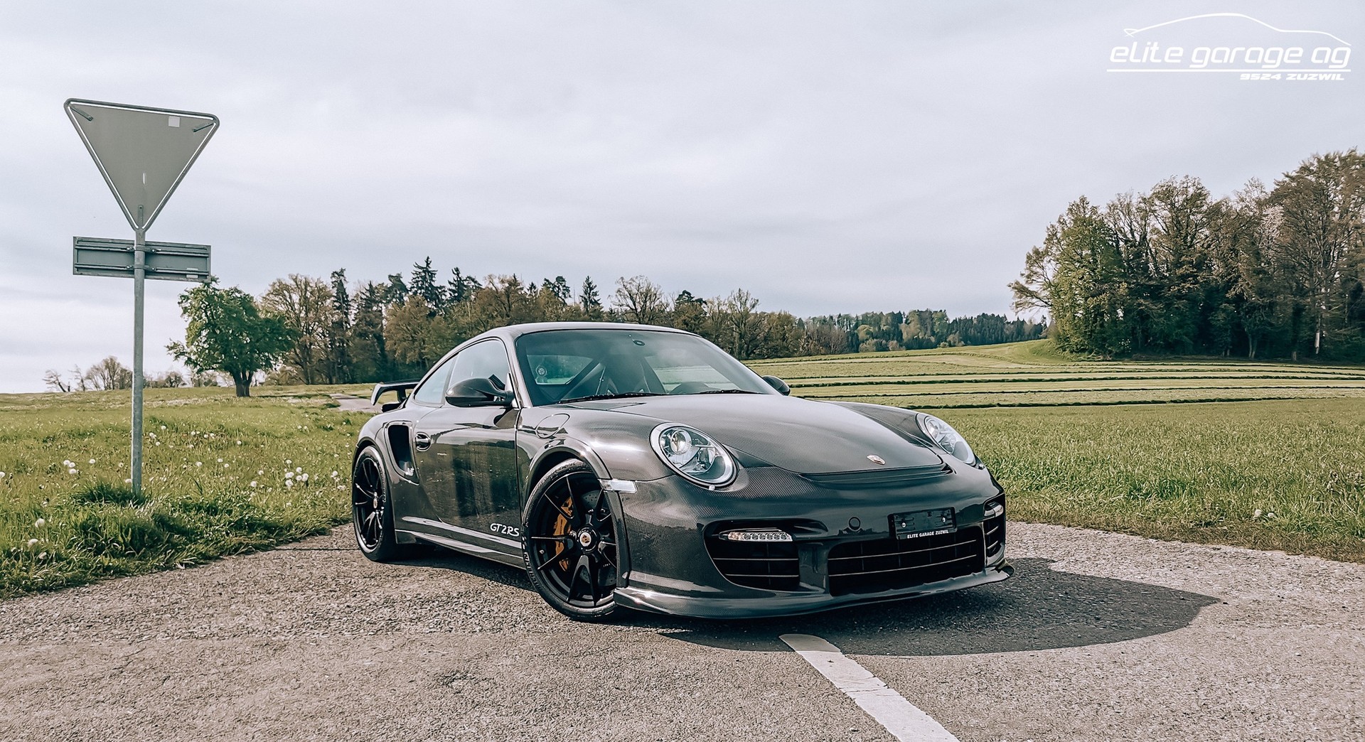 PORSCHE 911 GT2 RS FULL-CARBON-image-1