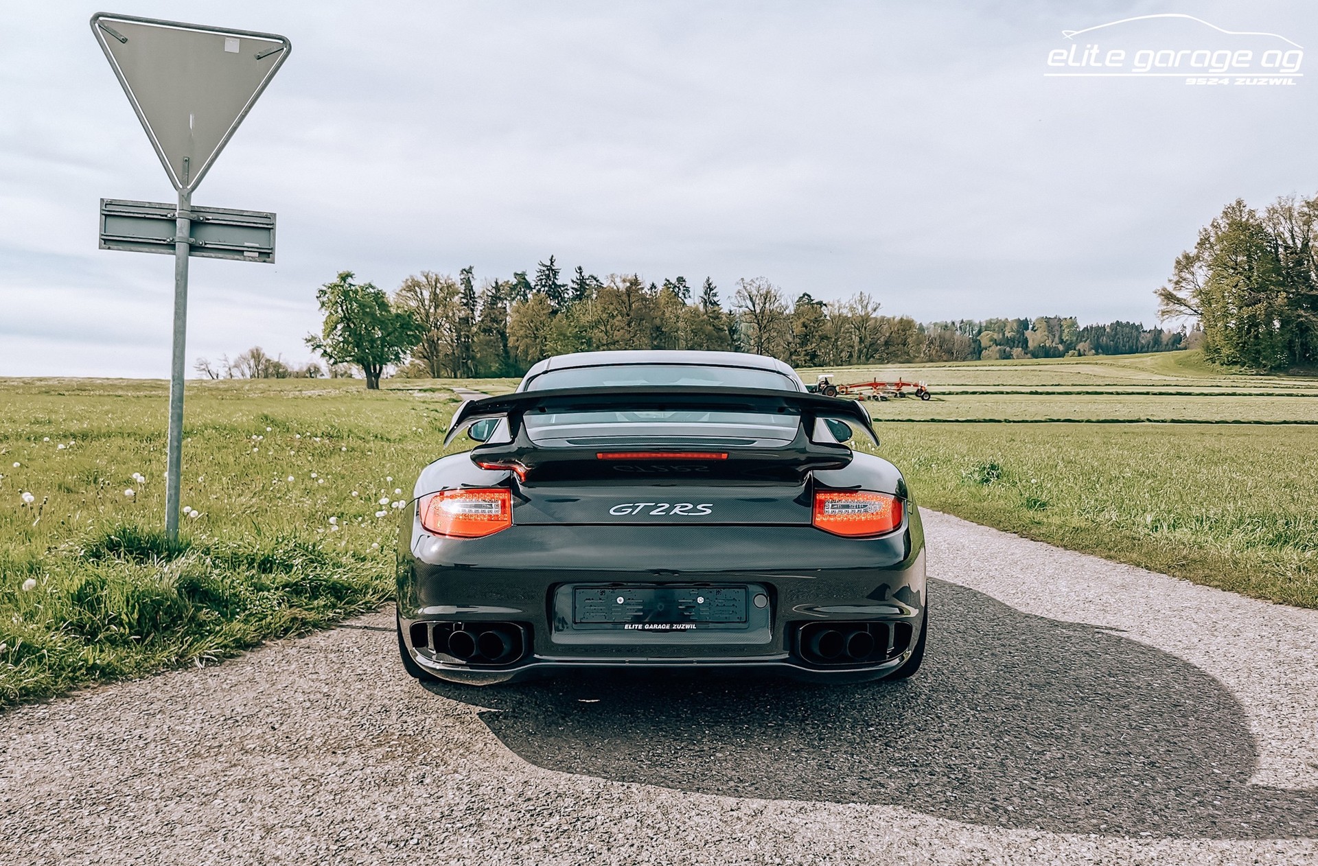 PORSCHE 911 GT2 RS FULL-CARBON-image-6