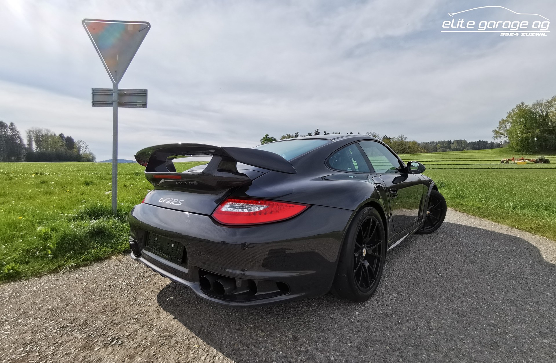 PORSCHE 911 GT2 RS FULL-CARBON-image-5
