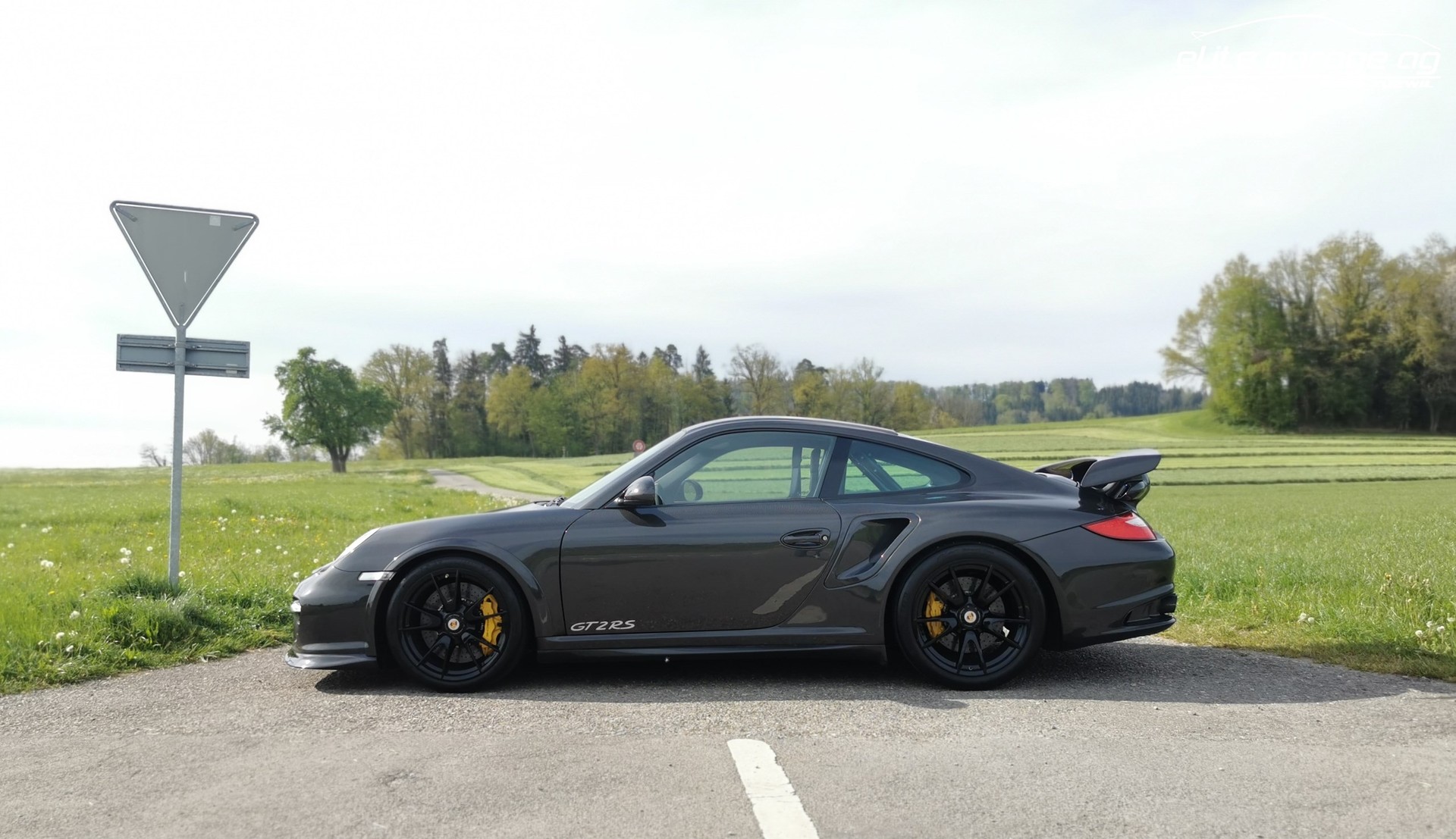 PORSCHE 911 GT2 RS FULL-CARBON-image-4