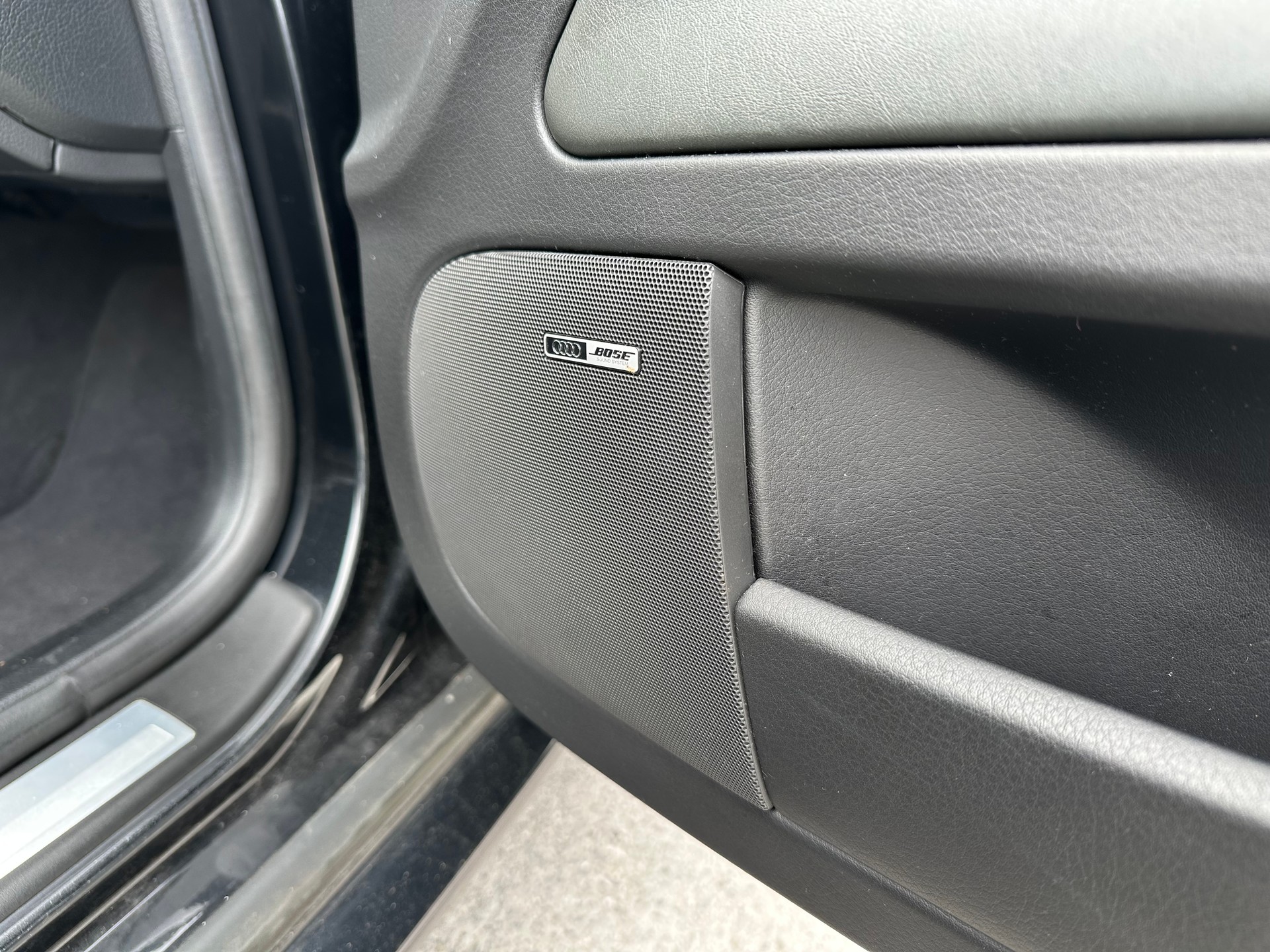 AUDI RS4 4.2 V8 quattro-image-5