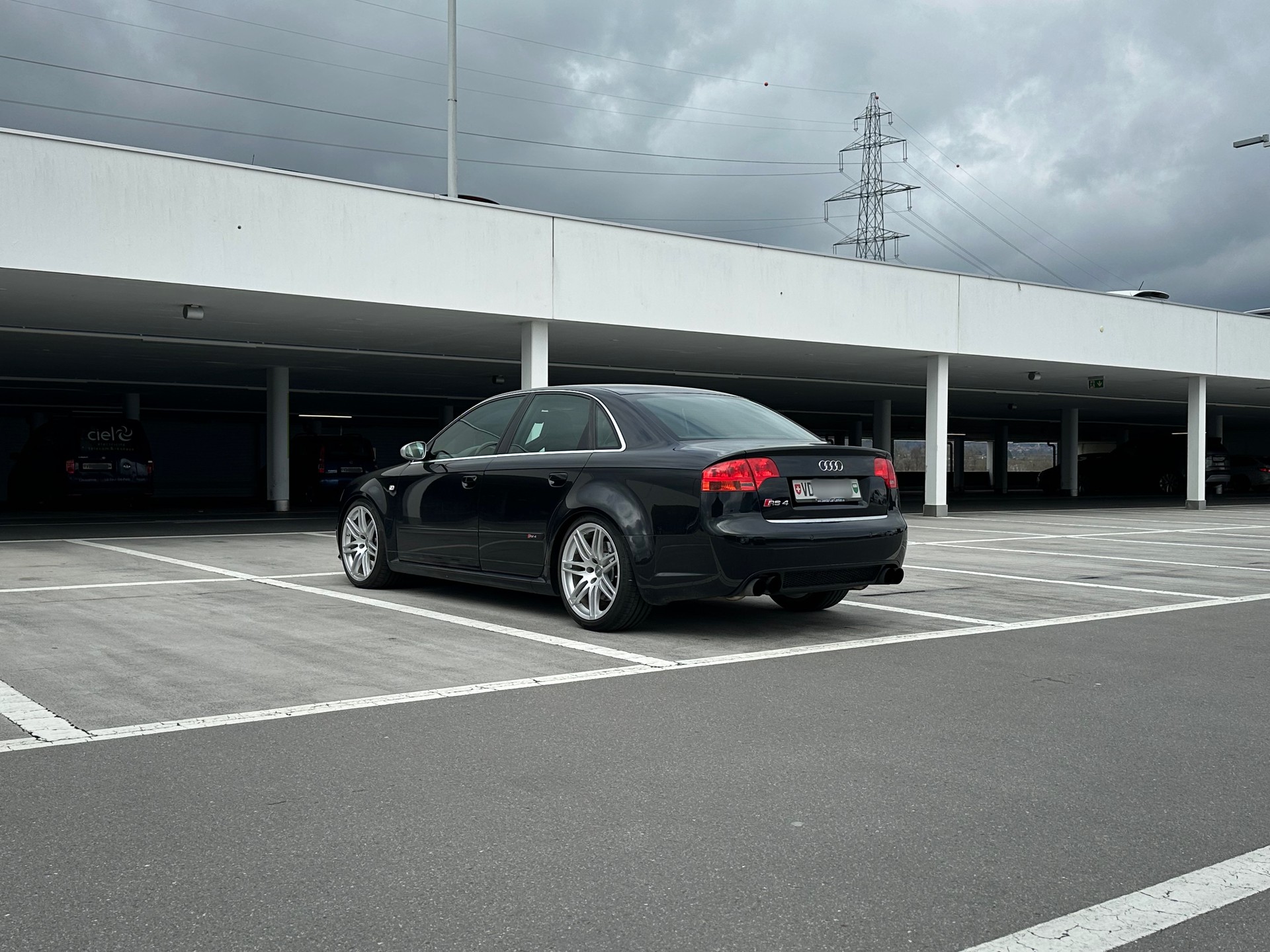 AUDI RS4 4.2 V8 quattro-image-9