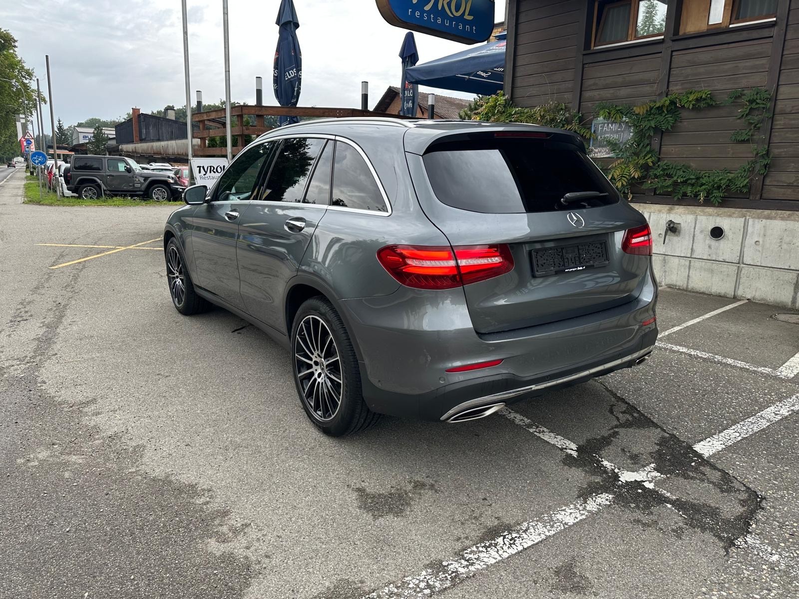 MERCEDES-BENZ GLC 250 AMG Line 4Matic 9G-Tronic-image-3