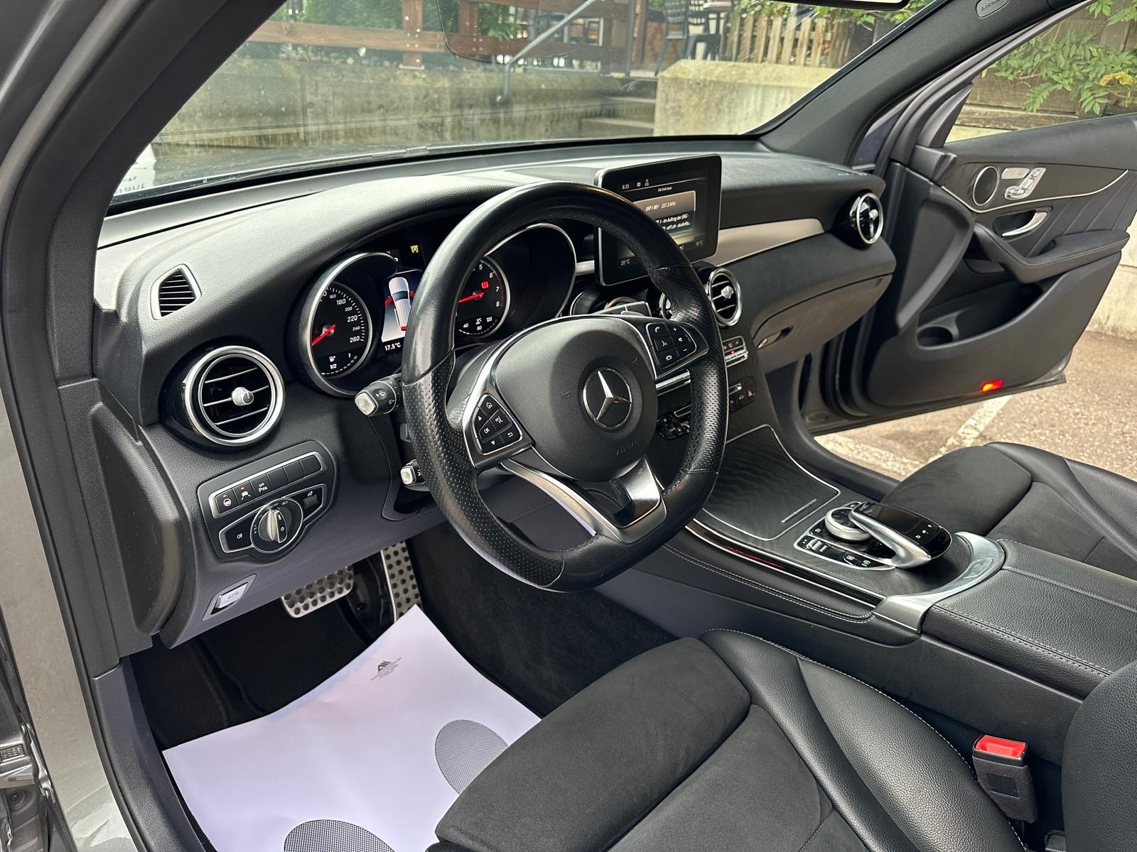 MERCEDES-BENZ GLC 250 AMG Line 4Matic 9G-Tronic-image-9