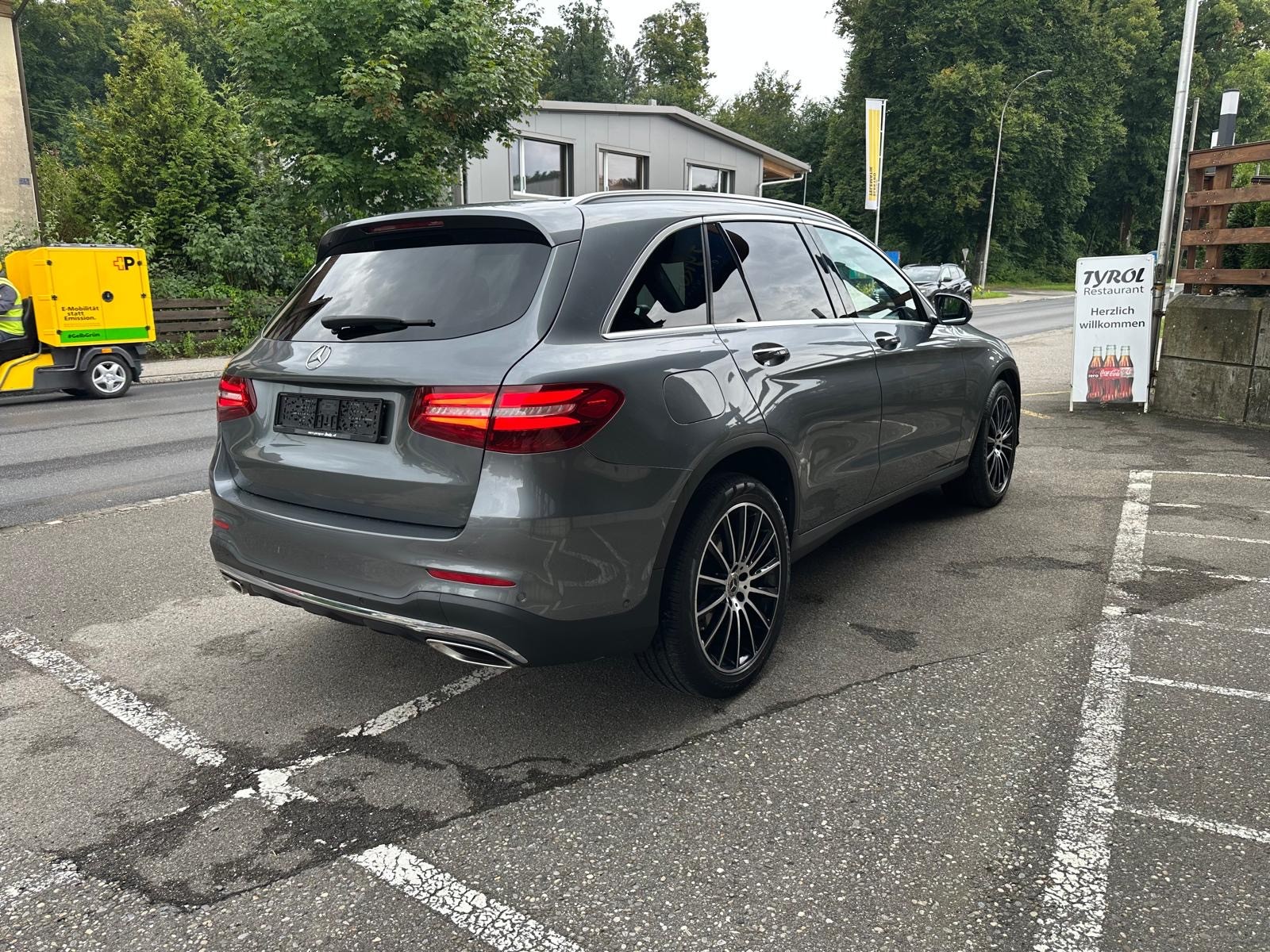 MERCEDES-BENZ GLC 250 AMG Line 4Matic 9G-Tronic-image-2