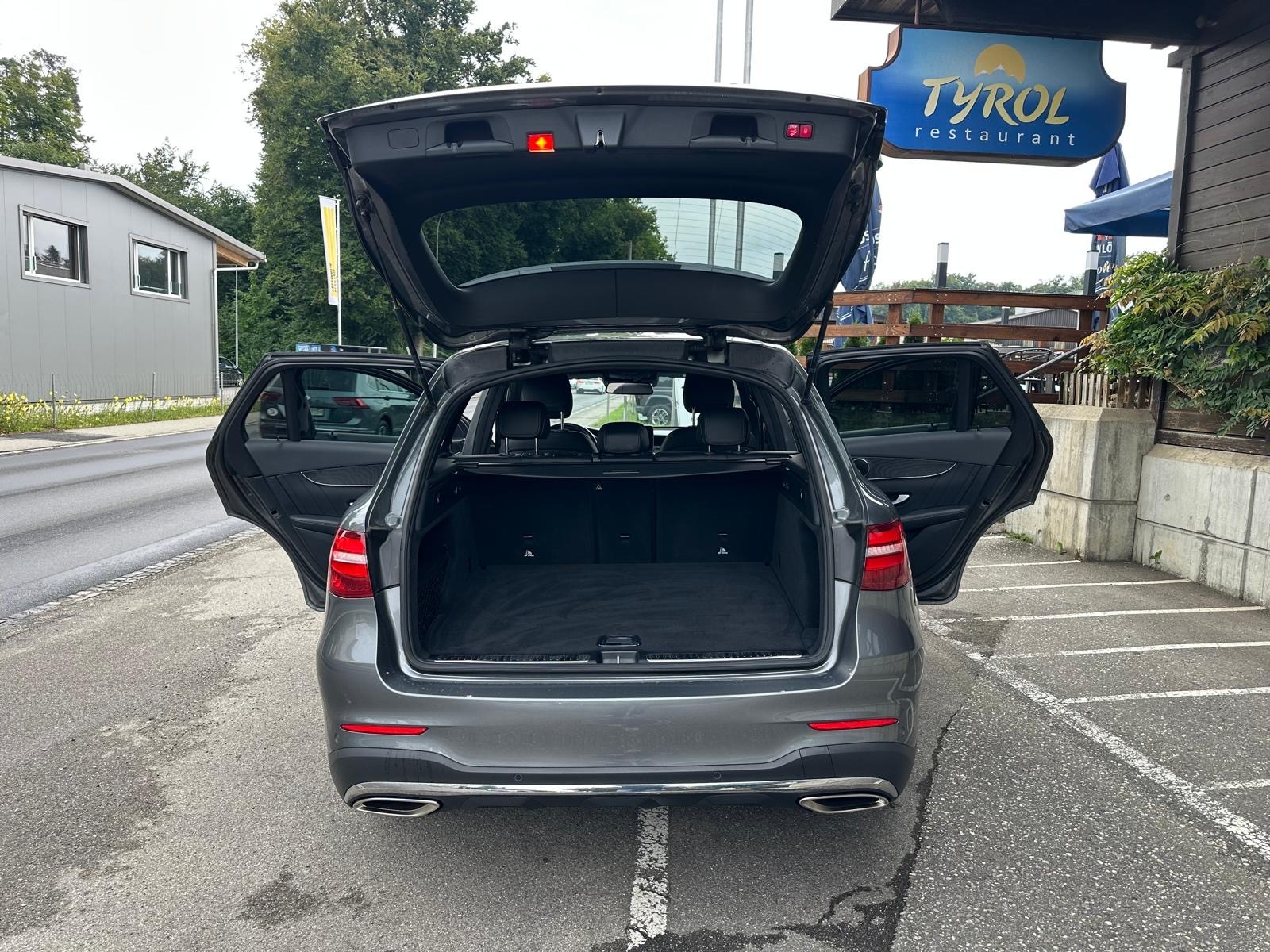 MERCEDES-BENZ GLC 250 AMG Line 4Matic 9G-Tronic-image-6