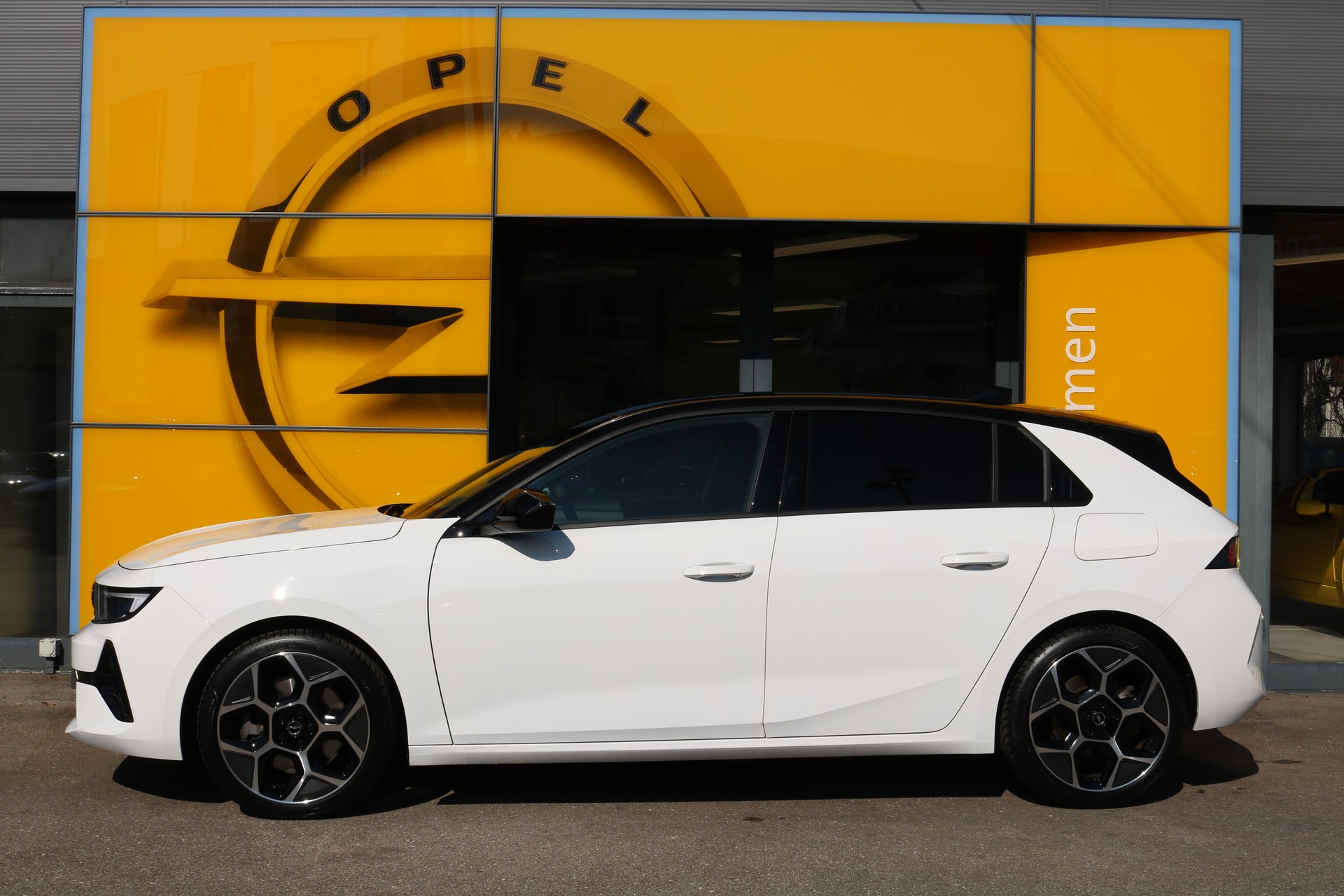 OPEL Astra 1.6 PHEV Turbo Swiss Plus 180PS-image-1