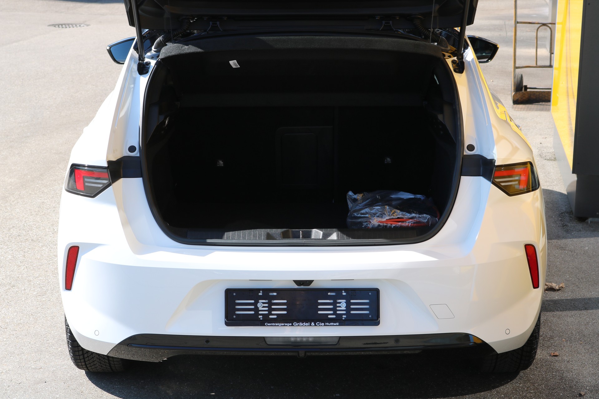 OPEL Astra 1.6 PHEV Turbo Swiss Plus 180PS-image-12